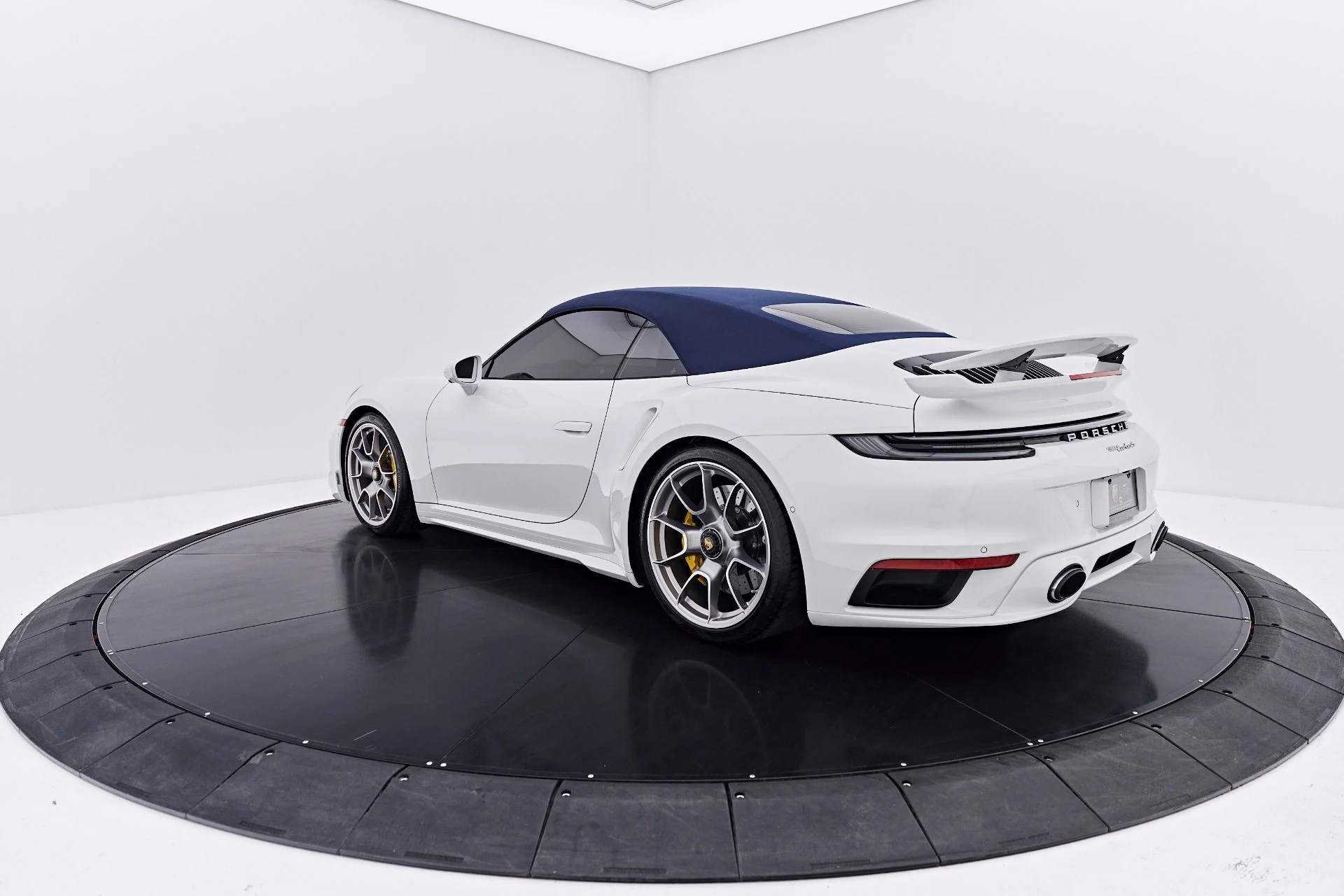 mph011_2711559196_Used_2025_Porsche_911_Turbo_S_1788486876_14fbc827ad