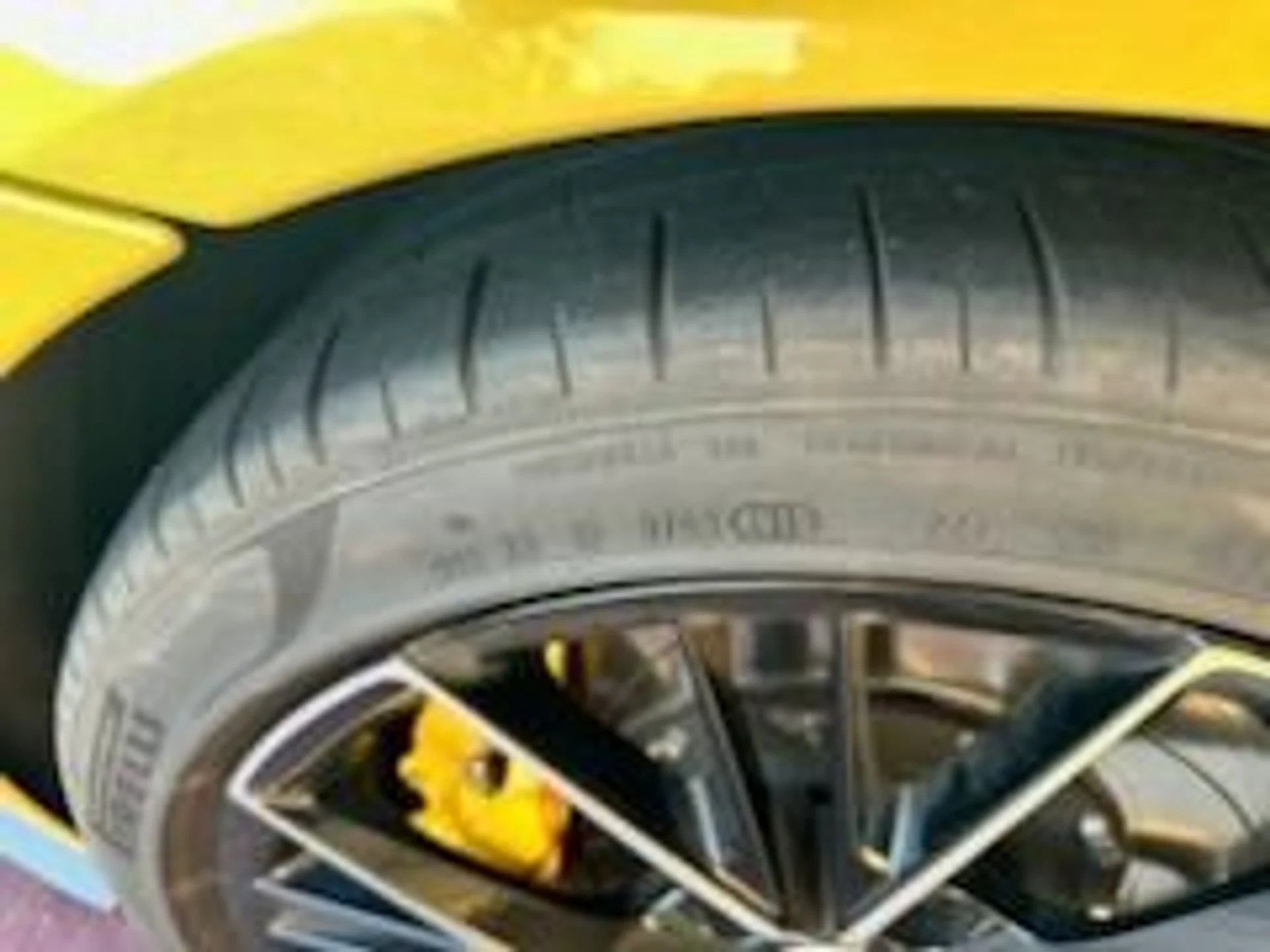 mph011_2724185568_Used_2021_Aston_Martin_Vantage_1759360307_8980aa2179