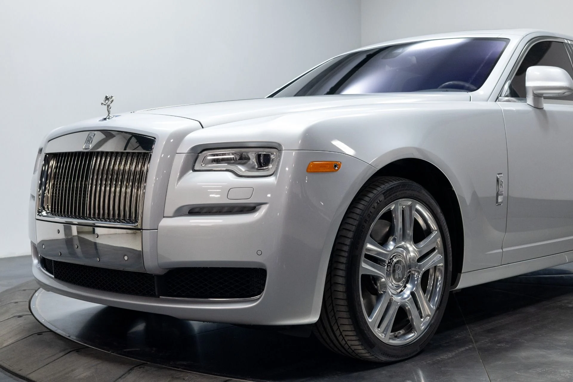 mph011_2748513848_Used_2015_Rolls_Royce_Ghost_1760219601_357a6dc1c2