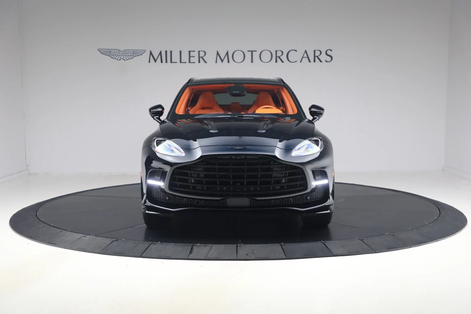 mph011_2749402268_Used_2025_Aston_Martin_DBX_707_1788625144_9408905c19