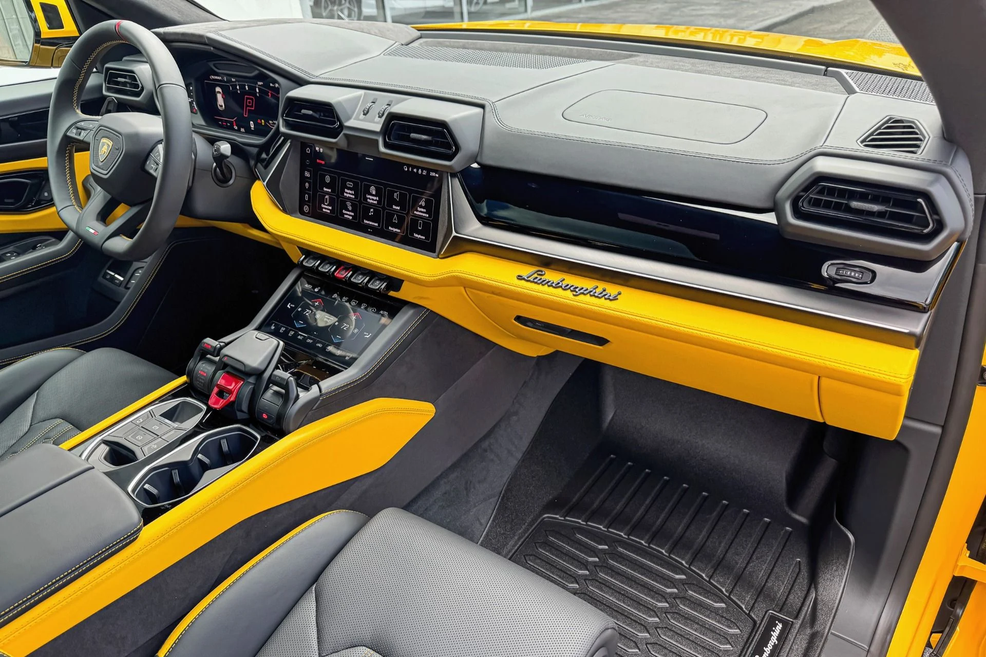 mph011_2750195250_Used_2025_Lamborghini_Urus_SE_1756898793_12f667b2bd