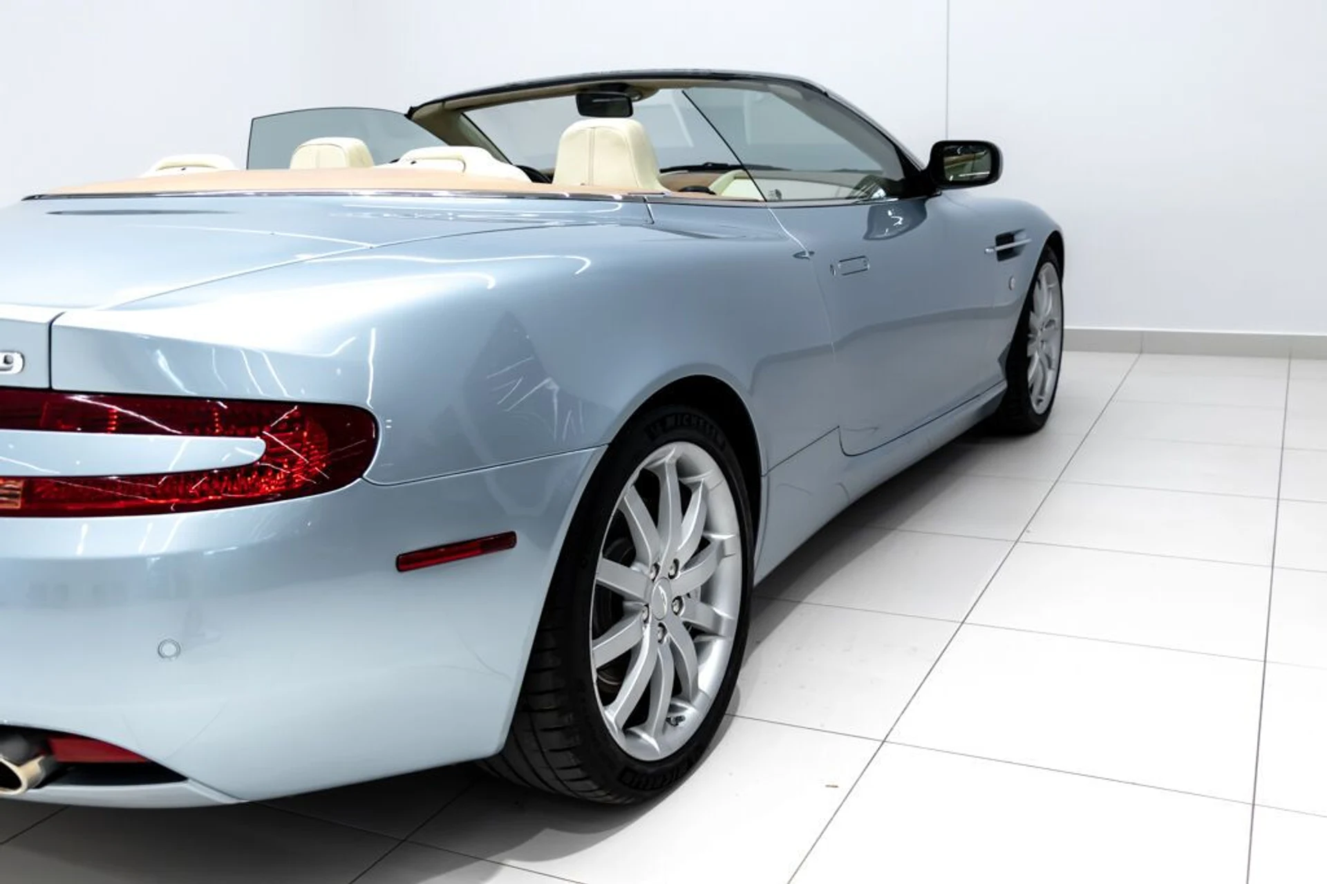 mph011_2758710834_aston_martin_db9_2005_jpg_v_1754355020_297c4273a7