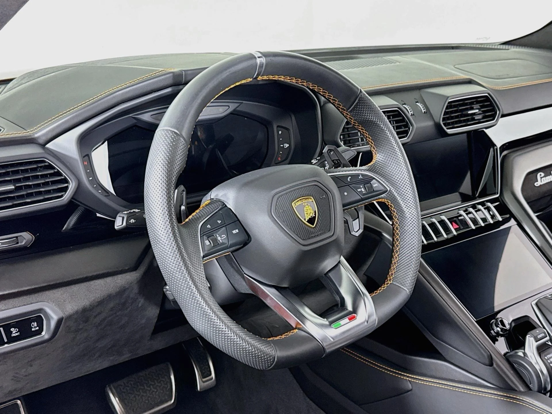 mph011_2759185772_Used_2022_Lamborghini_Urus_1790289759_4a1cad0431