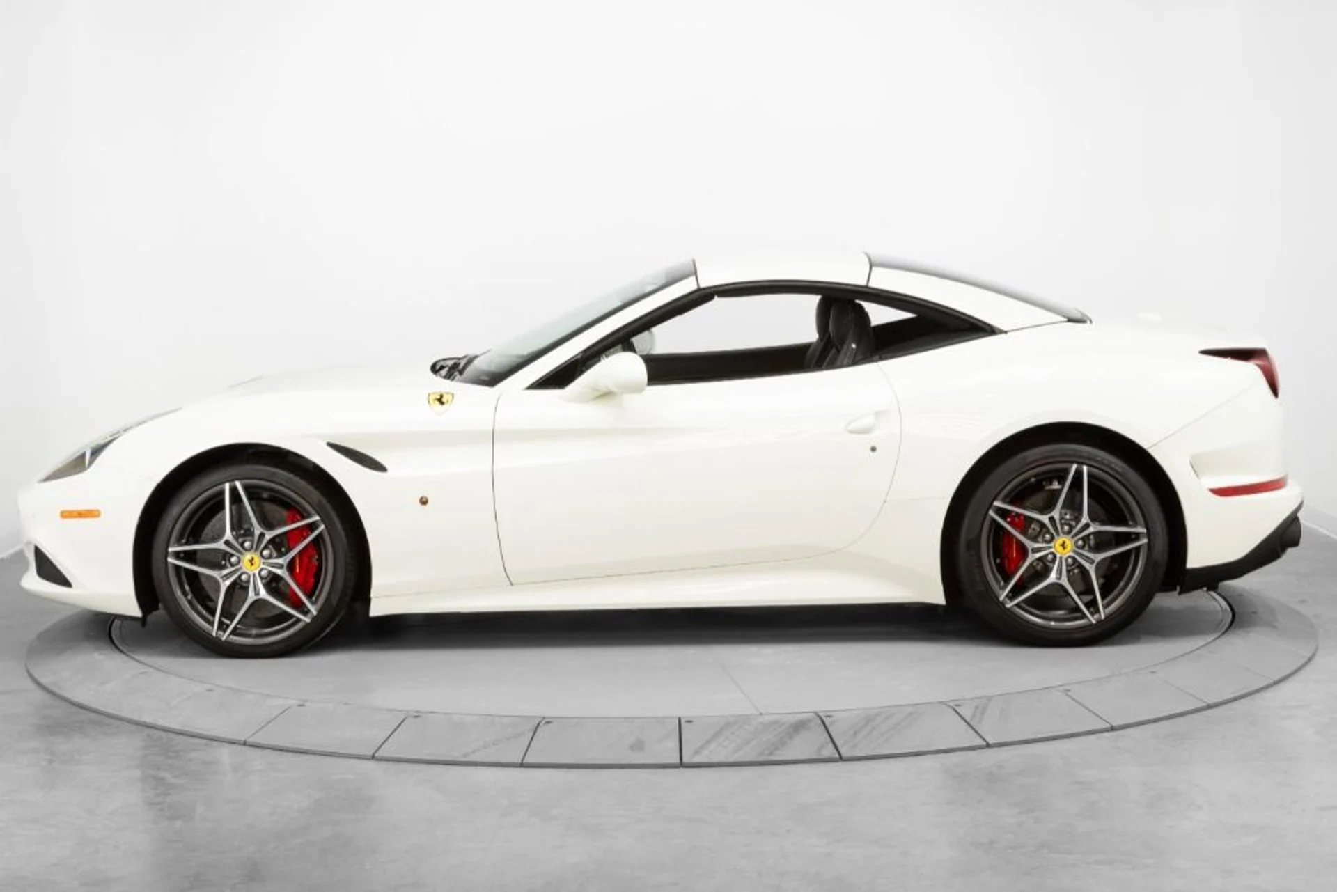 mph011_2794250207_Used_2016_Ferrari_California_T_af2a968250