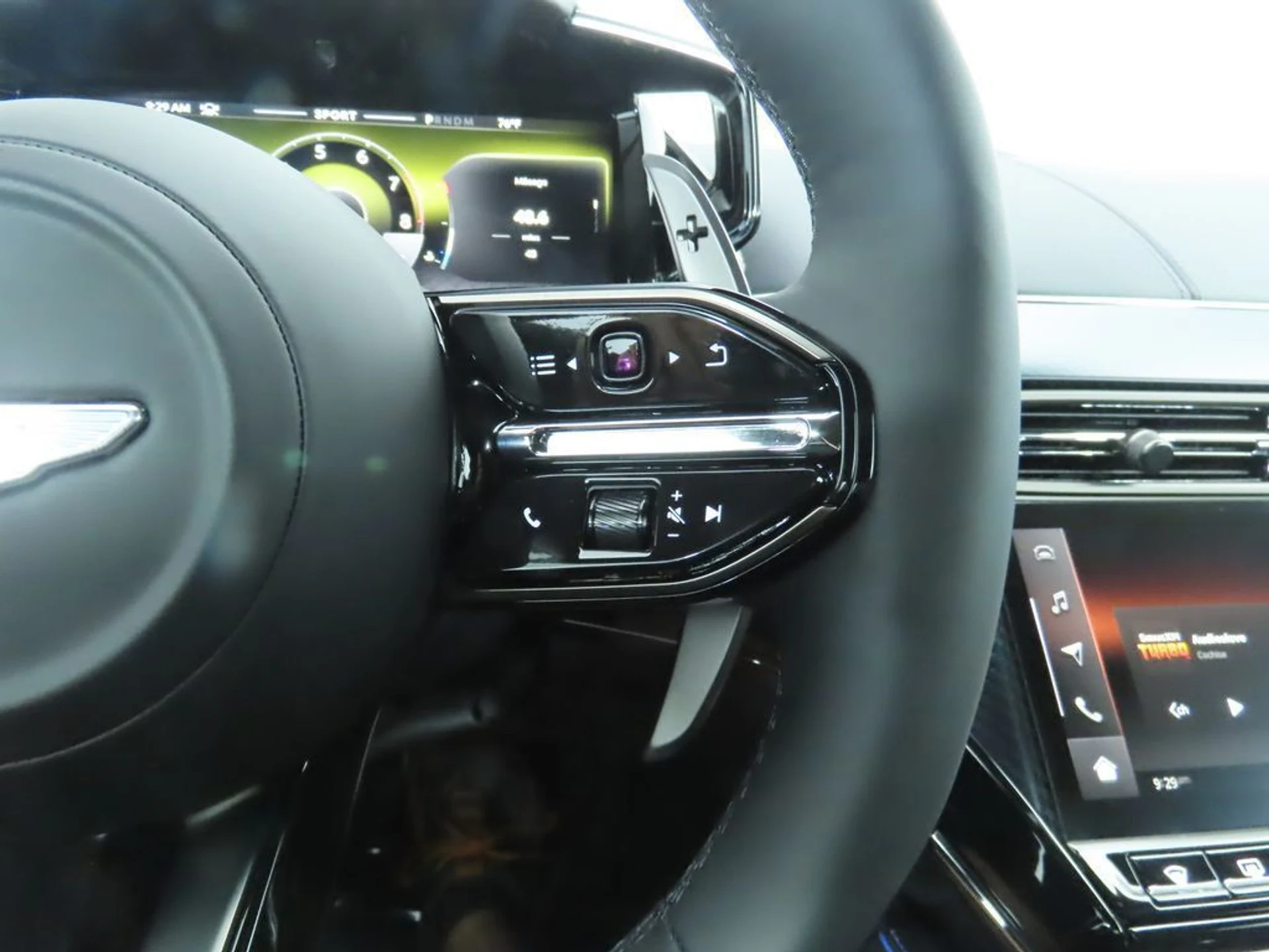 mph011_2824312907_used_2025_aston_martin_vantage_coupe_8119_23008719_12_1024_4a465bf2f6