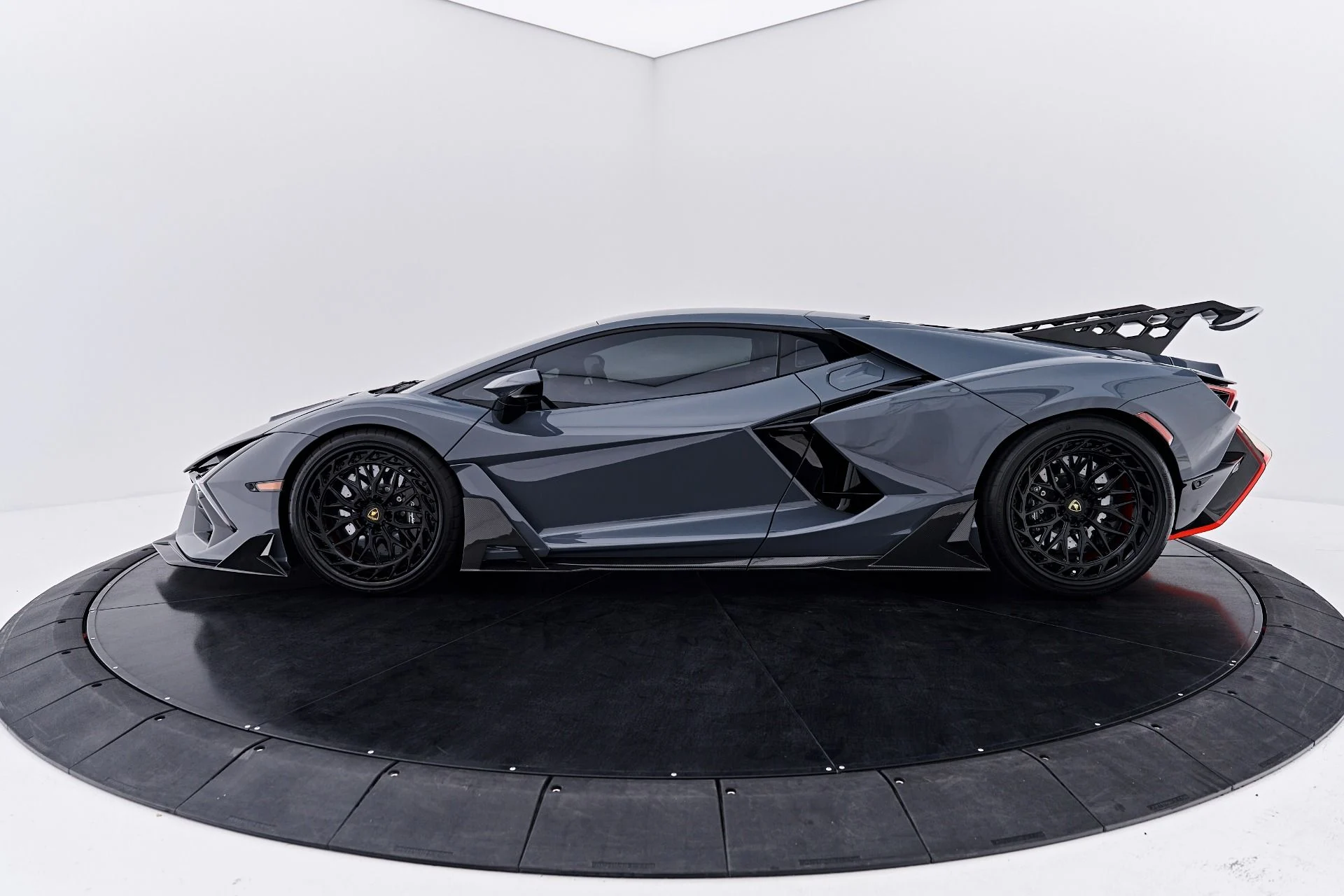 mph011_2833952408_Used_2024_Lamborghini_Revuelto_Base_1789623351_03a7c5008c