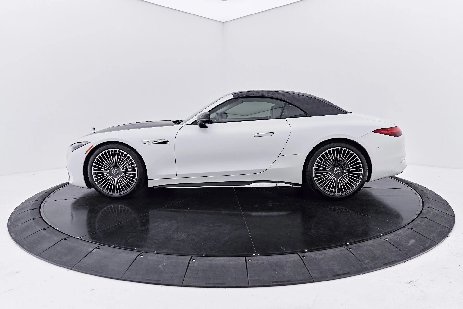 mph011_2888436562_Used_2026_Mercedes_Benz_SL_Class_Maybach_SL_680_1790357616_577a627aa6