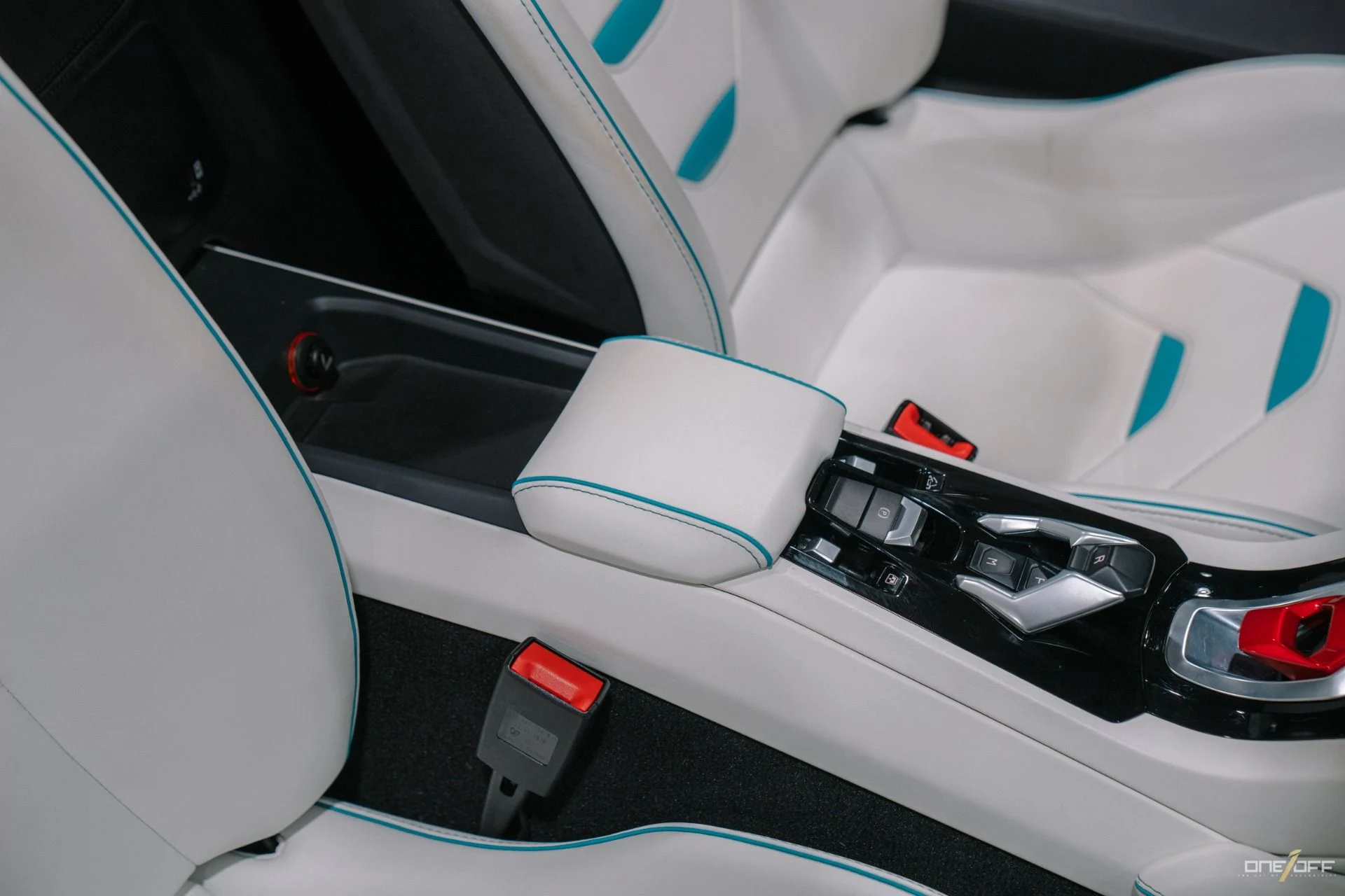 mph011_2891884314_Used_2021_Lamborghini_Huracan_EVO_Spyder_In_Blu_Glauco_w_White_Interior_1756349683_91555b3640