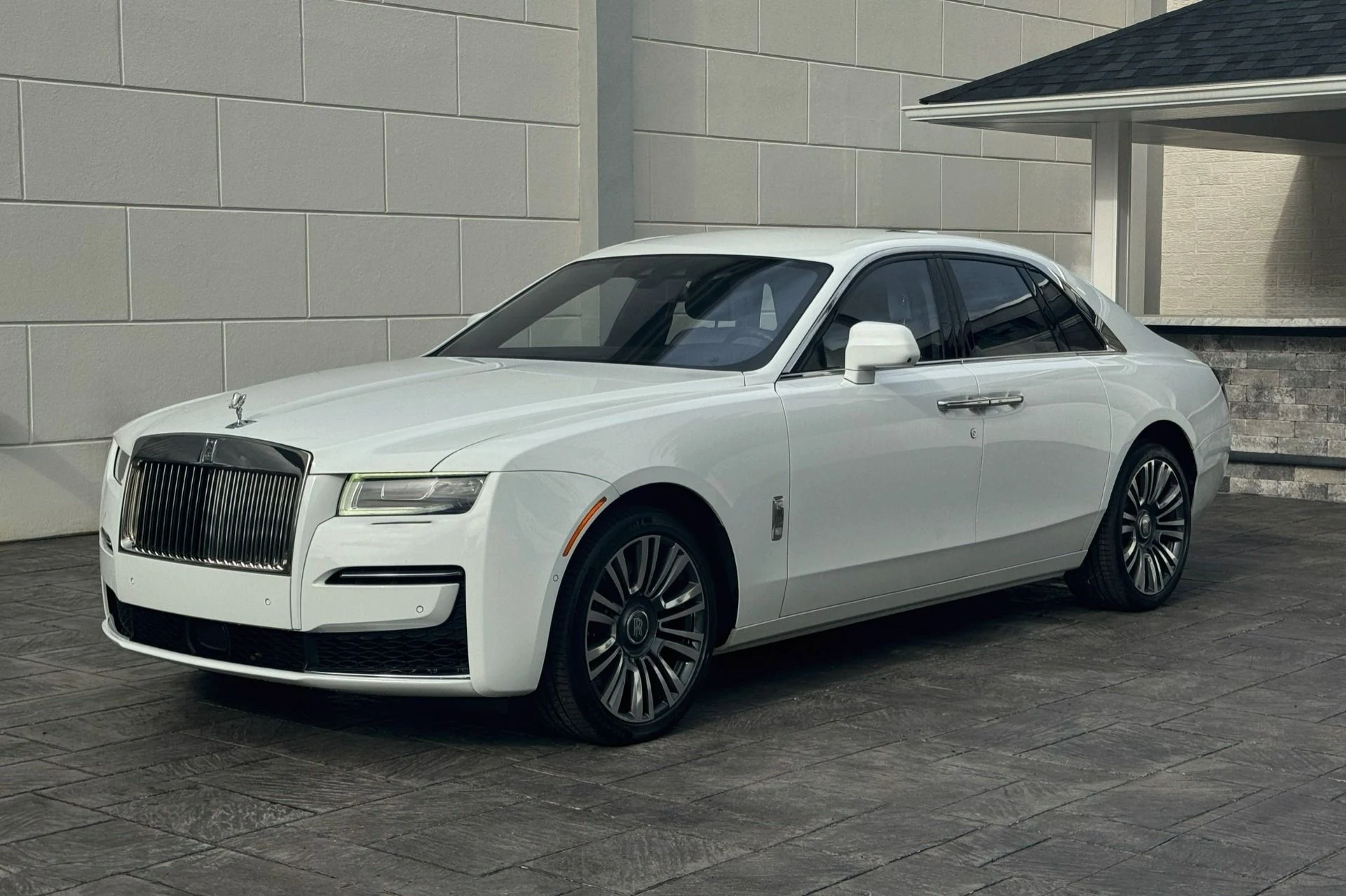 mph011_2900135068_Used_2022_Rolls_Royce_Ghost_1751353922_ddc8ccf3d0