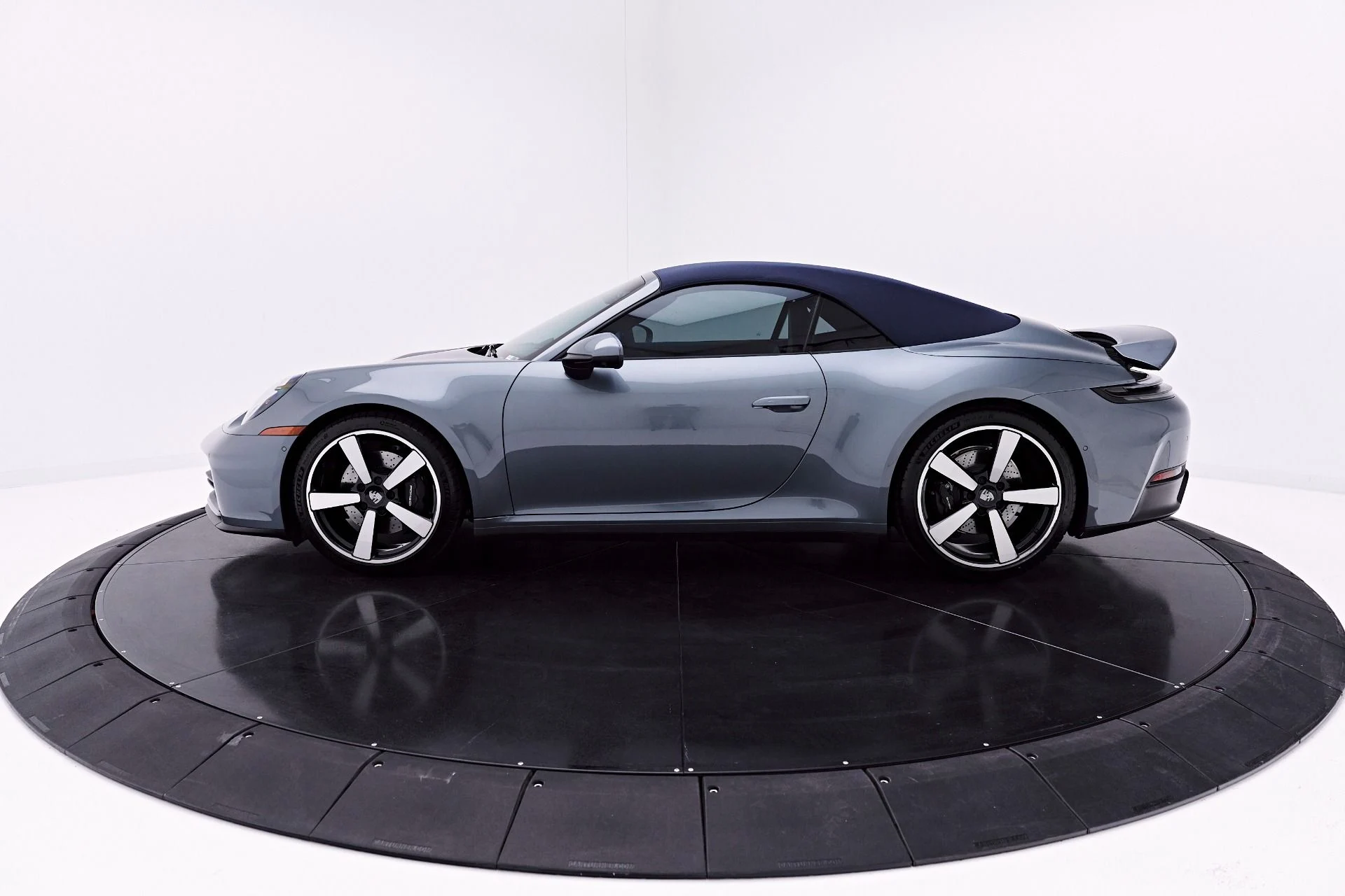 mph011_2904686199_Used_2025_Porsche_911_Carrera_1777504754_0023ebf2e1