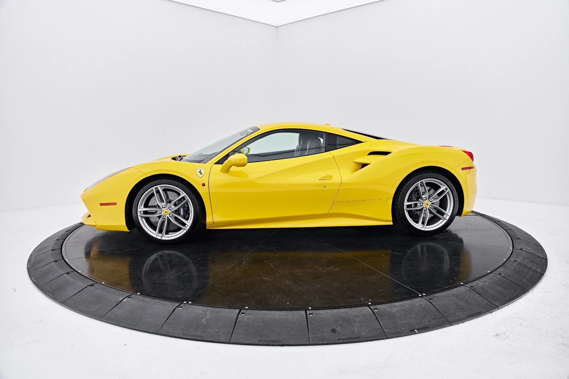 mph011_2931448648_Used_2017_Ferrari_488_GTB_Base_1791401142_60426d26d8