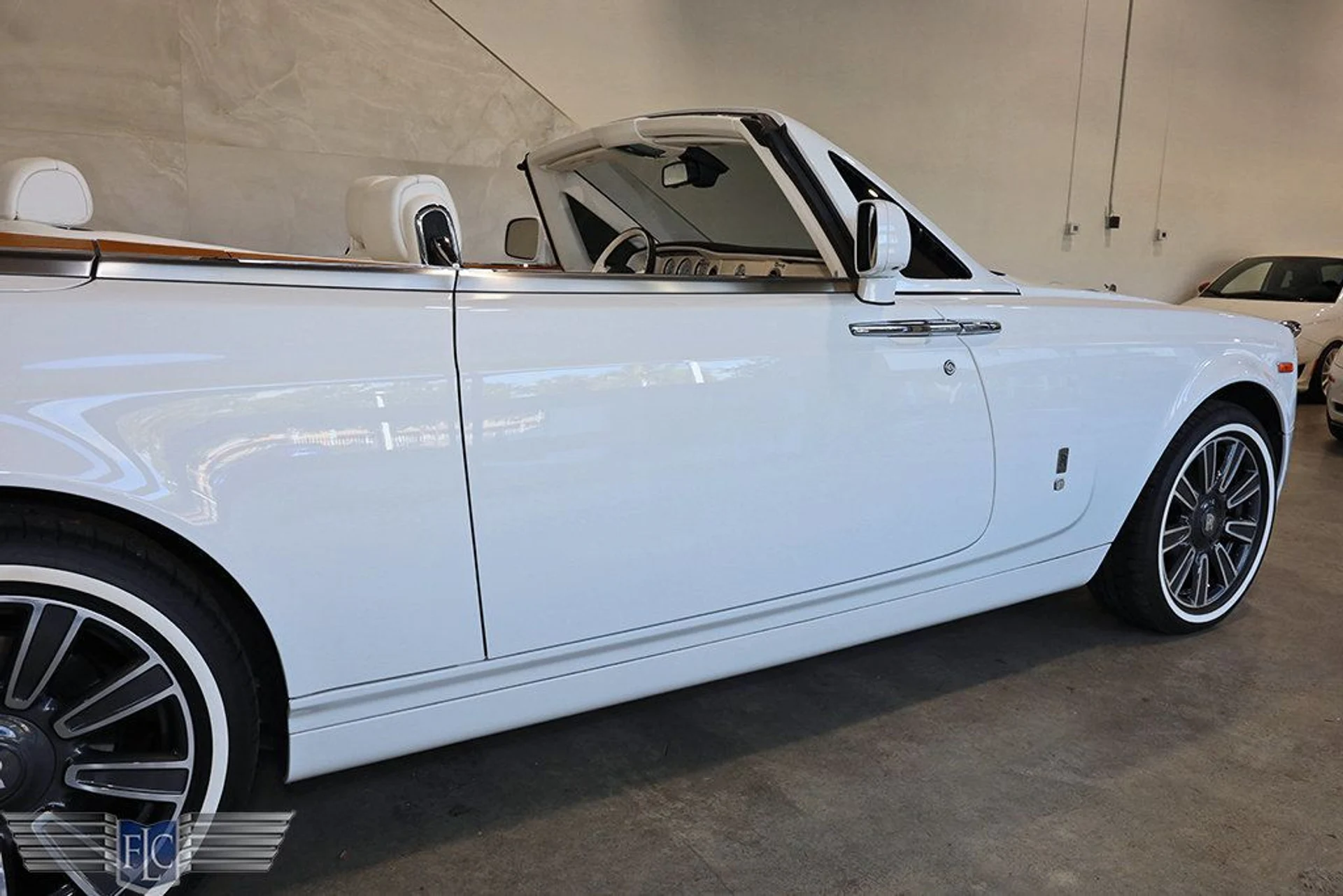 mph011_2936909555_used_2017_rolls_royce_phantom_drophead_covertiblefinaledition_9689_22834890_12_1024_69e702ef09
