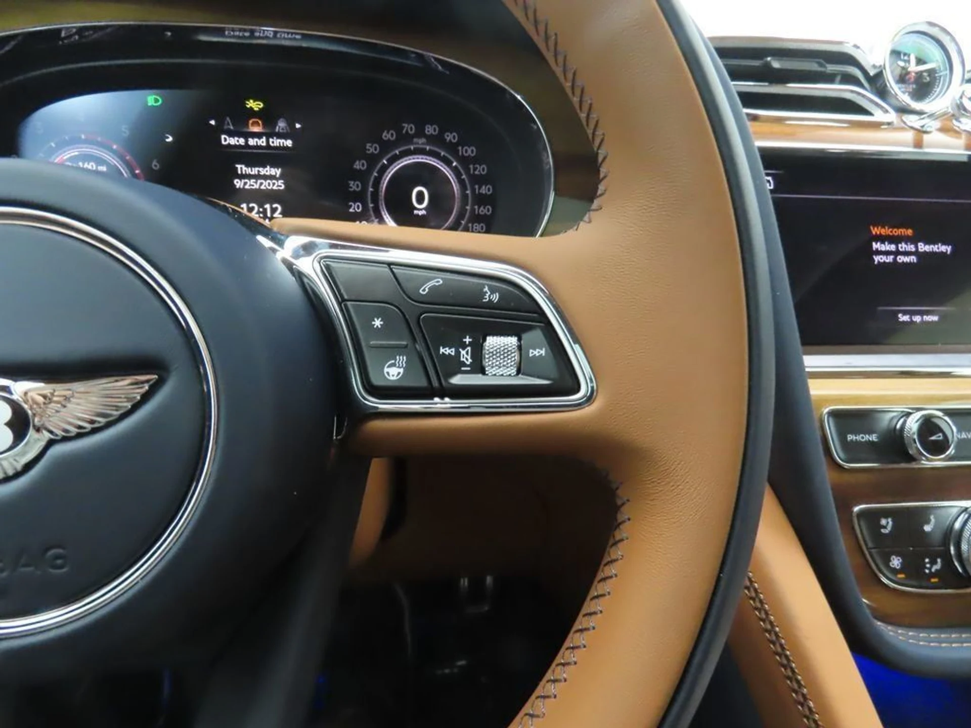 mph011_2954457785_new_2025_bentley_bentayga_v8awd_8119_22910535_12_1024_954a140021