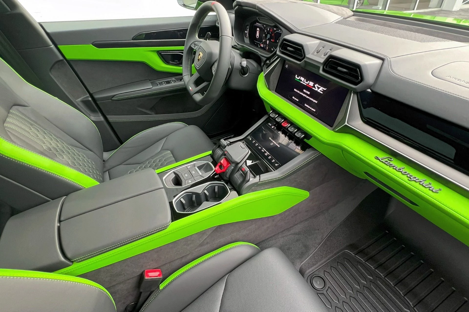 mph011_2974033812_Used_2025_Lamborghini_Urus_SE_1759230512_9f034e9af5