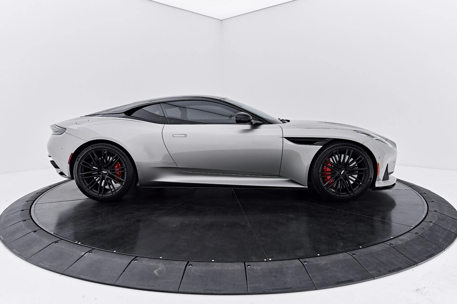mph011_2988115057_Used_2024_Aston_Martin_DB_12_1789627717_718d921c97
