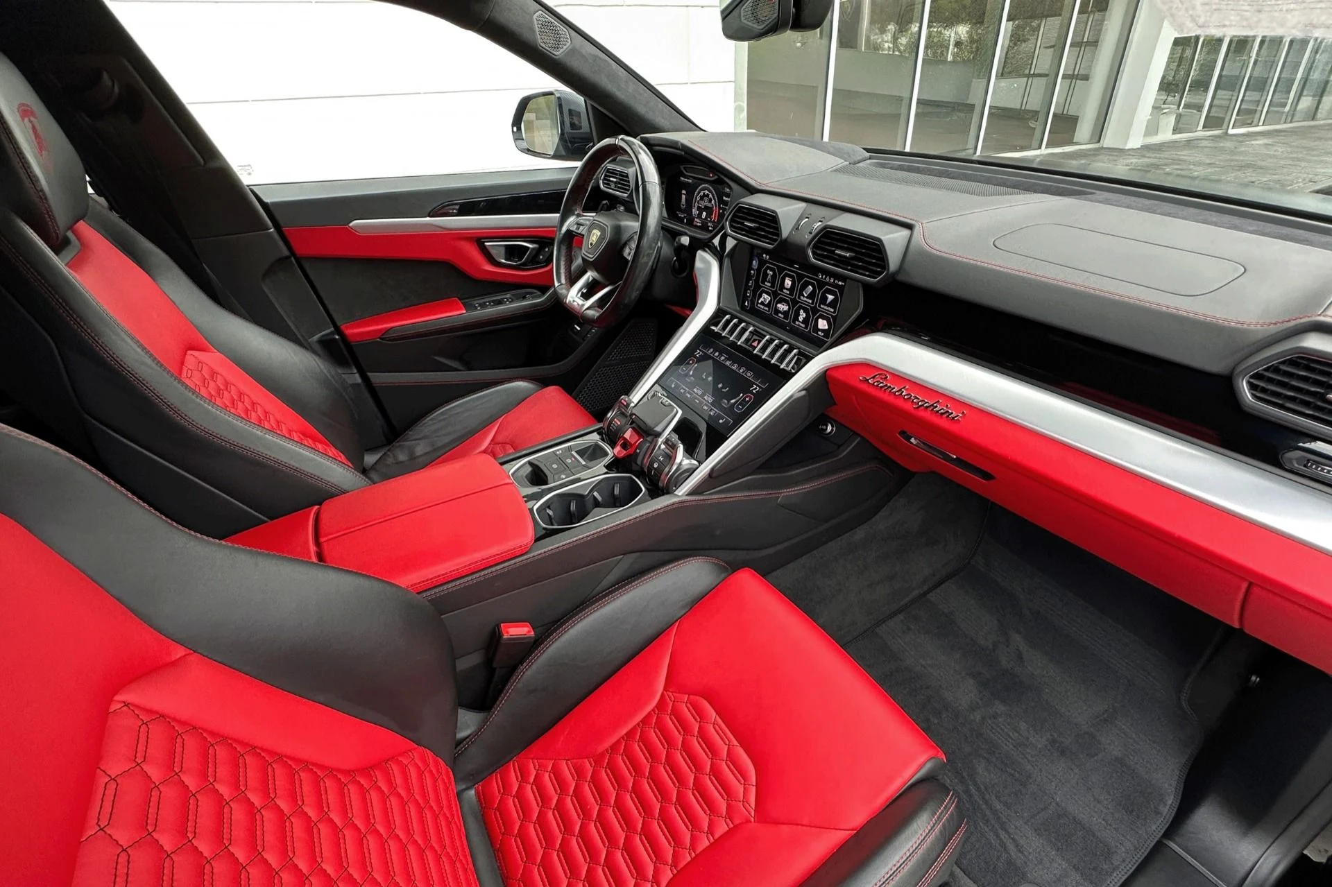 mph011_3030026891_Used_2019_Lamborghini_Urus_1760609107_50937ba4e2