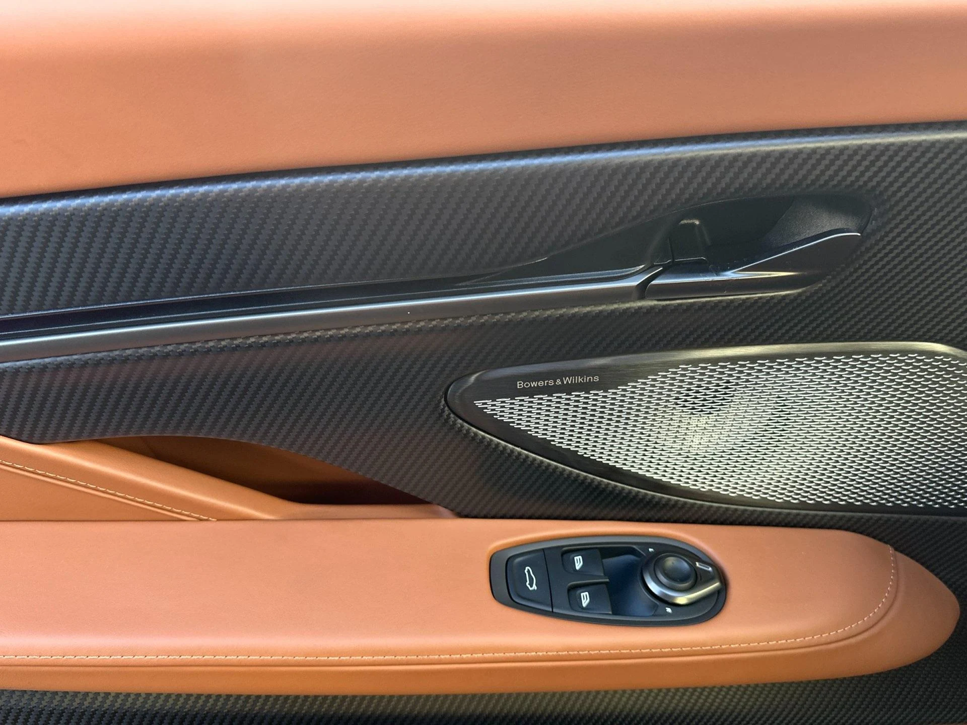 mph011_3044967450_New_2025_Aston_Martin_Vanquish_V12_1761314715_a446a7ae25