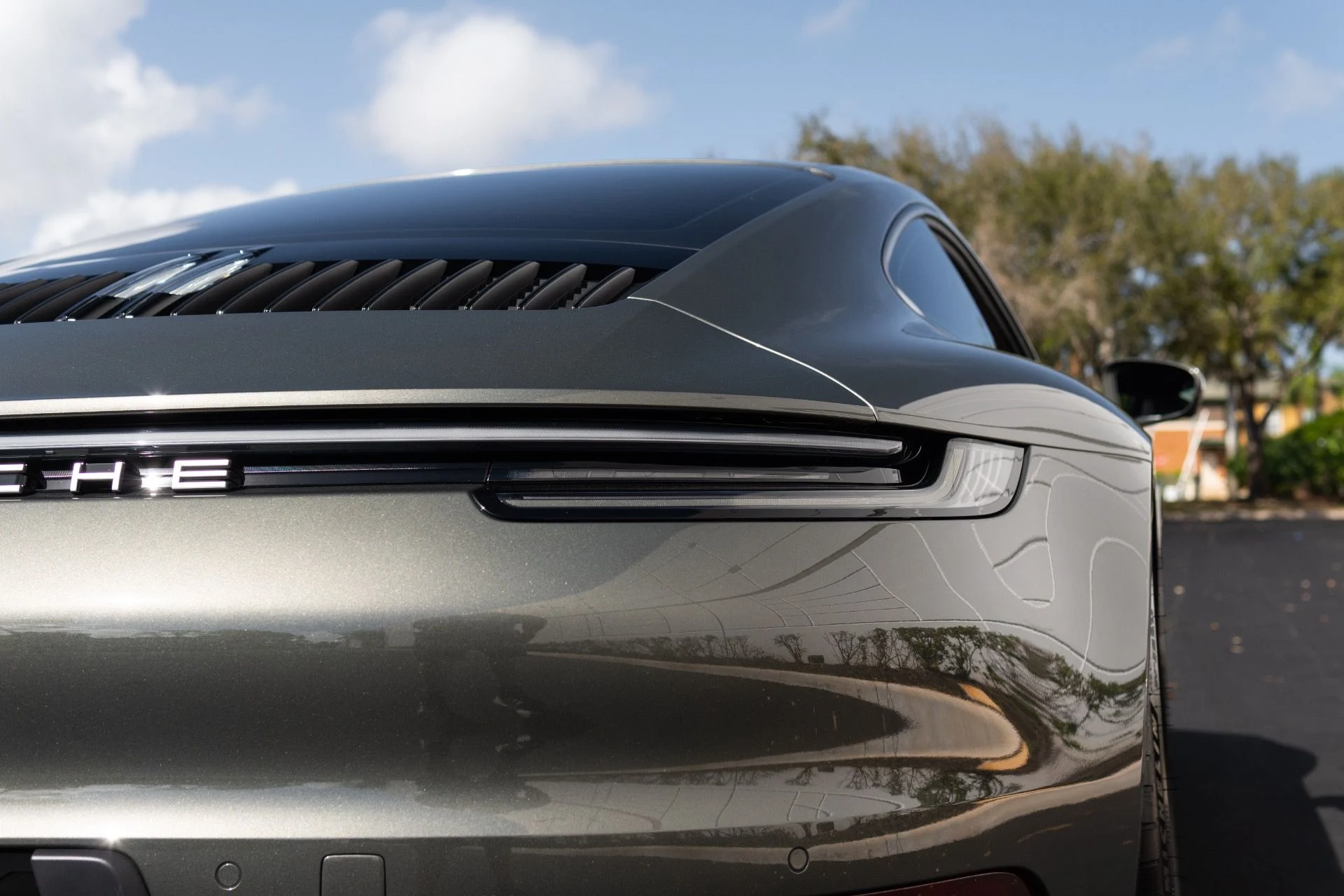 mph011_3055344196_Used_2024_Porsche_911_Carrera_1772817798_675be59561