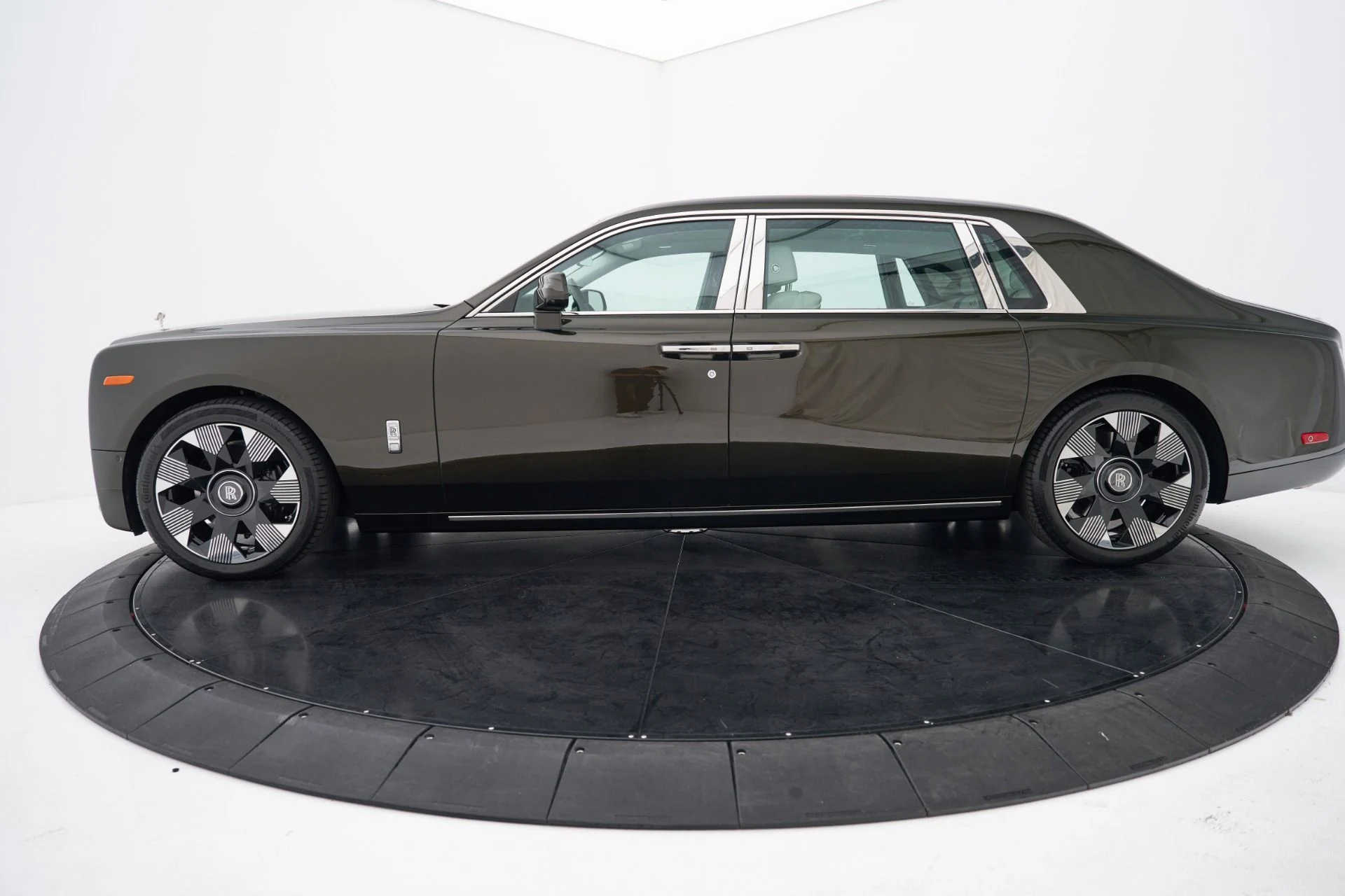 mph011_3094081939_Used_2026_Rolls_Royce_Phantom_Base_1792615138_185360b547