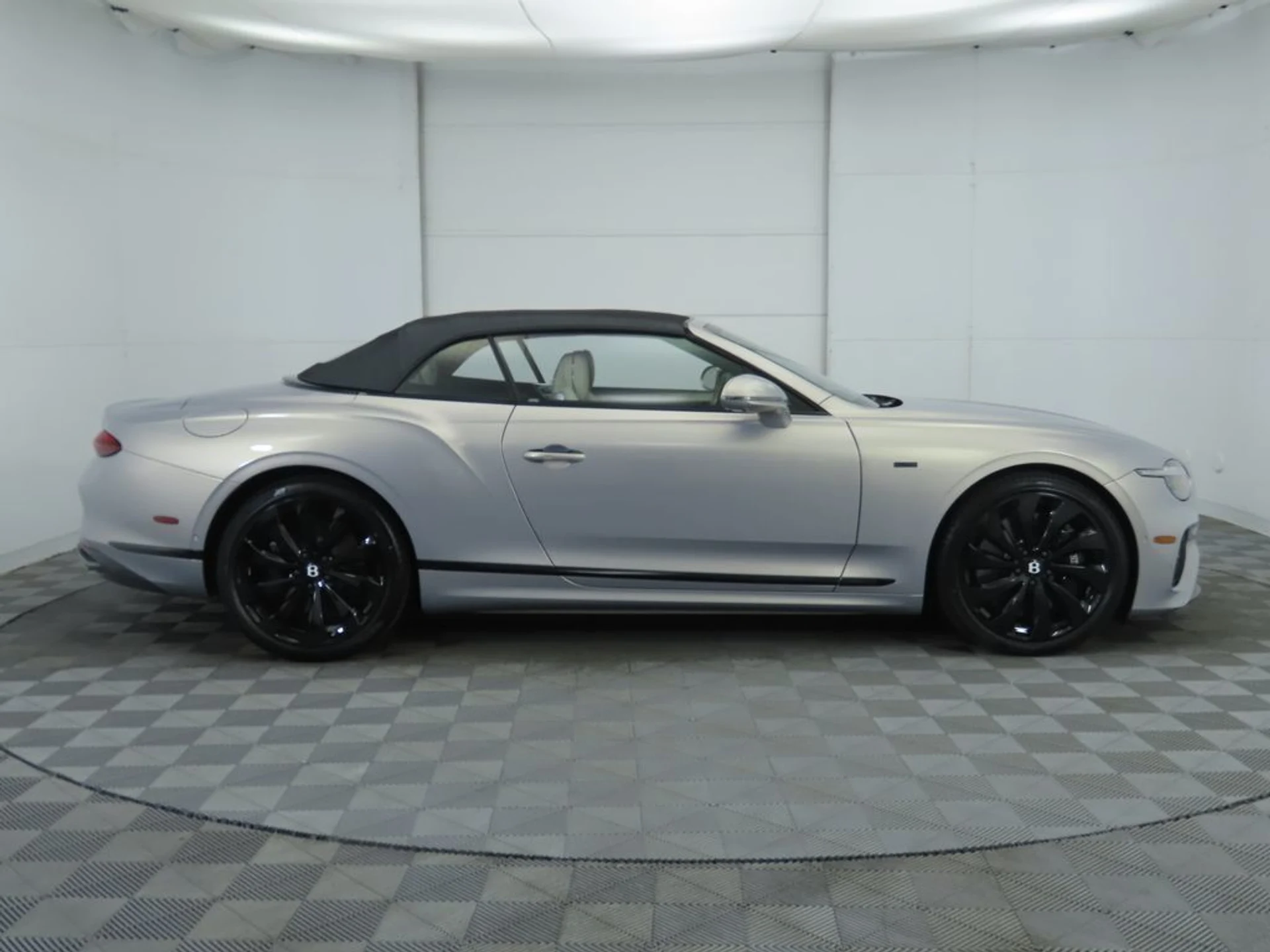 mph011_3107975939_new_2025_bentley_continental_gtblackeditionconvertible_8119_22910189_12_1024_a1b8ed7bf6