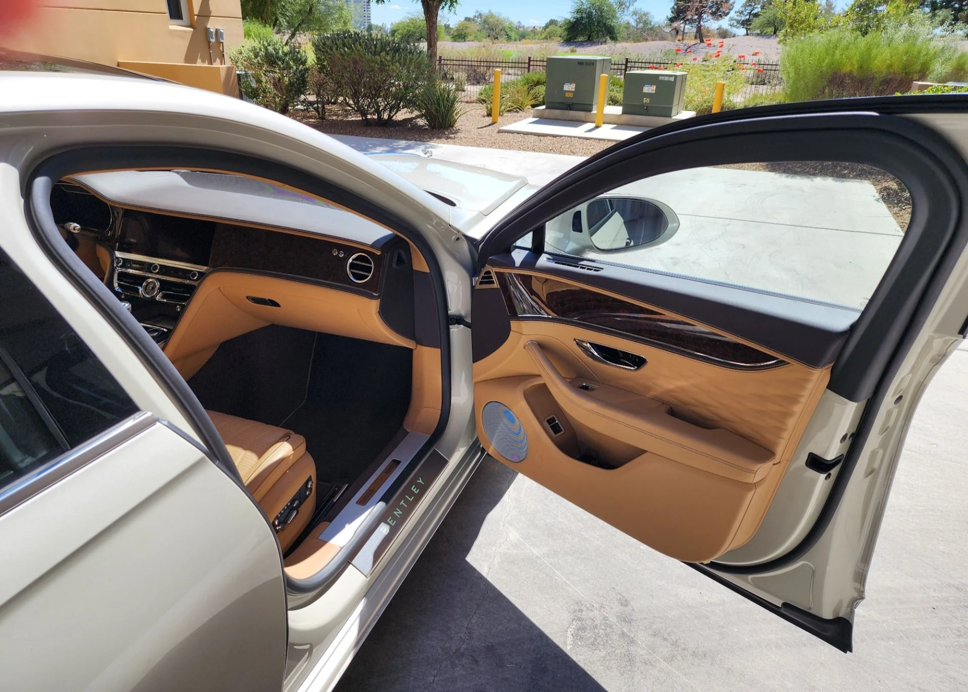 mph011_3109790446_Used_2022_Bentley_Flying_Spur_V8_1761690293_0da692c94e