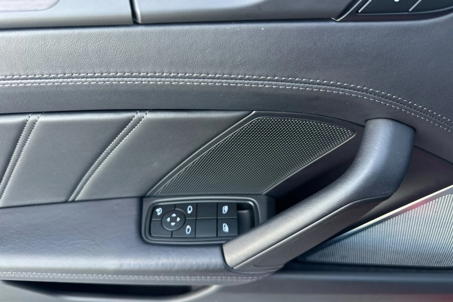 mph011_3112254756_a4e7e76d8abfa144619503cedf8f6297_221978d835