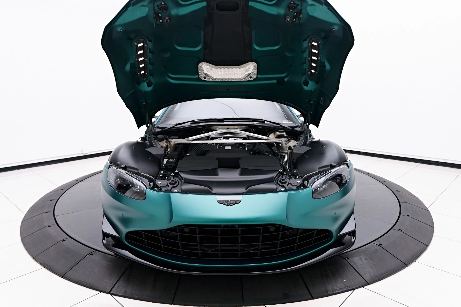 mph011_3117013872_Used_2022_Aston_Martin_Vantage_F1_Edition_1756259692_78b5dfa3a2