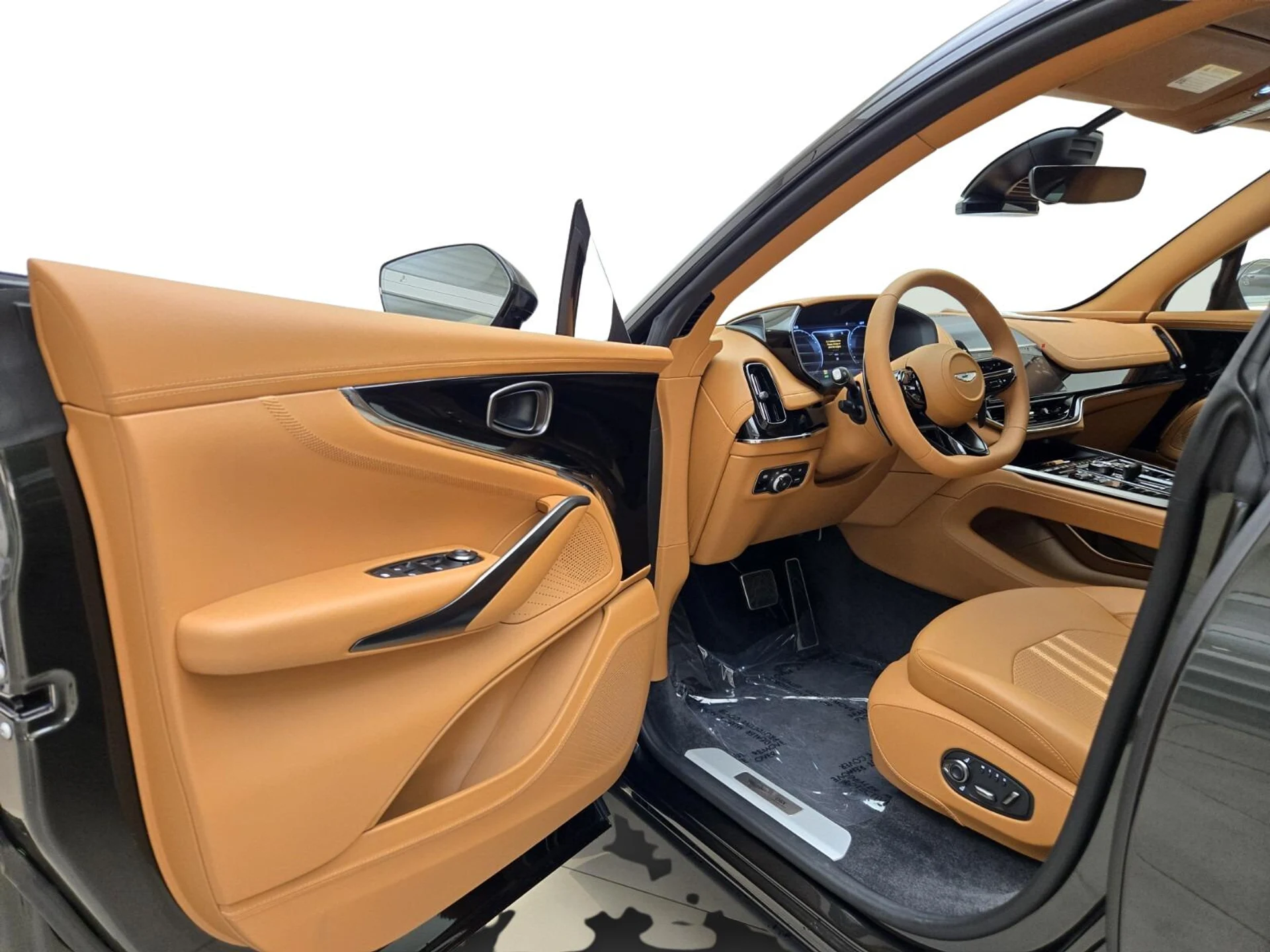 mph011_3141510432_New_2026_Aston_Martin_DBX_707_1761371587_ecf1907884