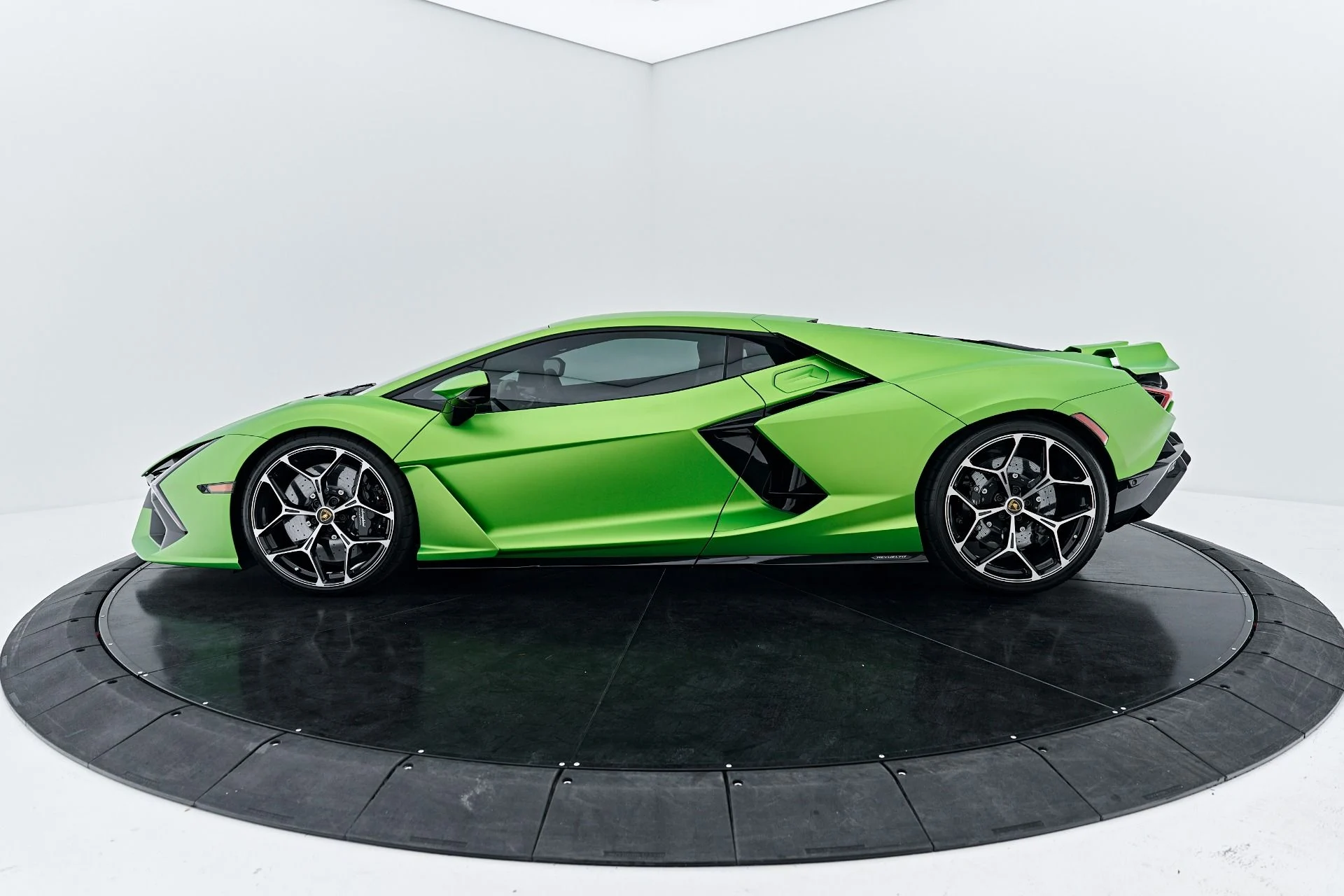 mph011_3144646194_Used_2024_Lamborghini_Revuelto_Base_1789697453_e289c44775