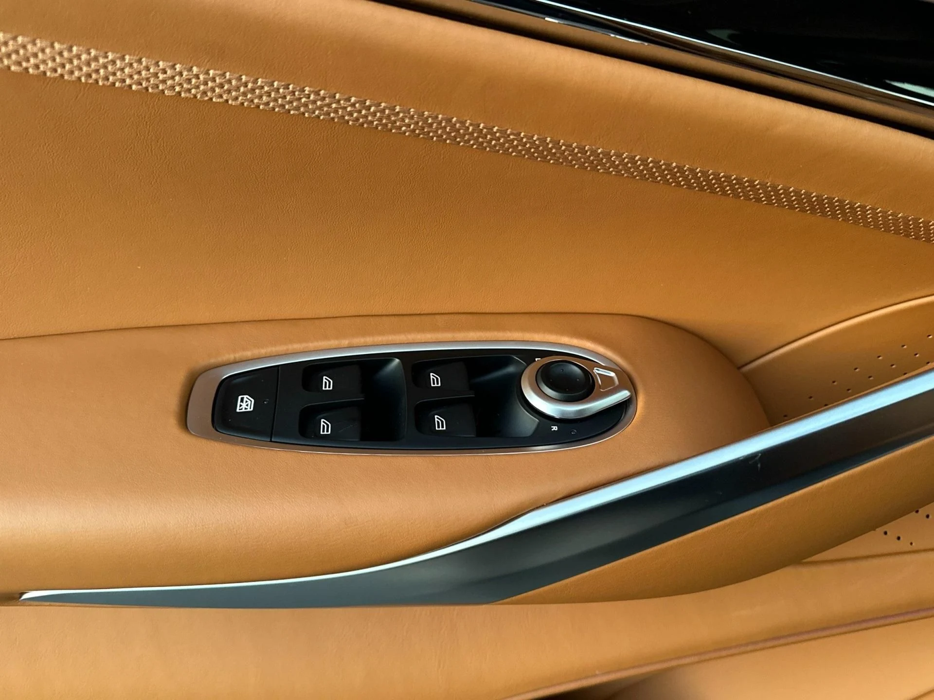 mph011_31585196_New_2026_Aston_Martin_DBX_707_1764949832_13fd38320f