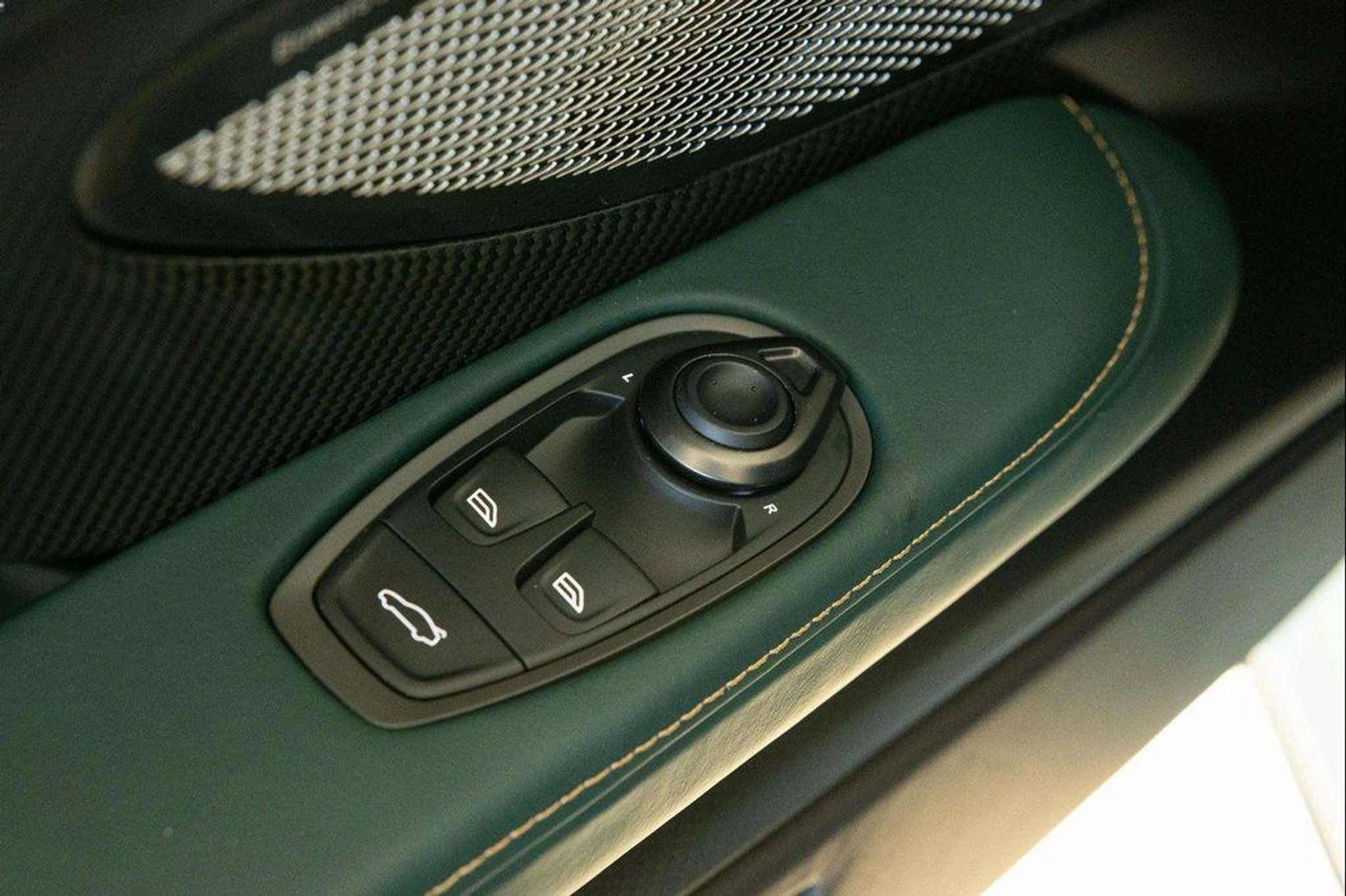 mph011_3160928774_84wc7qgr05_Ofl7_H_Cx_U7uj_Afdk_Bw_811ee4eb16