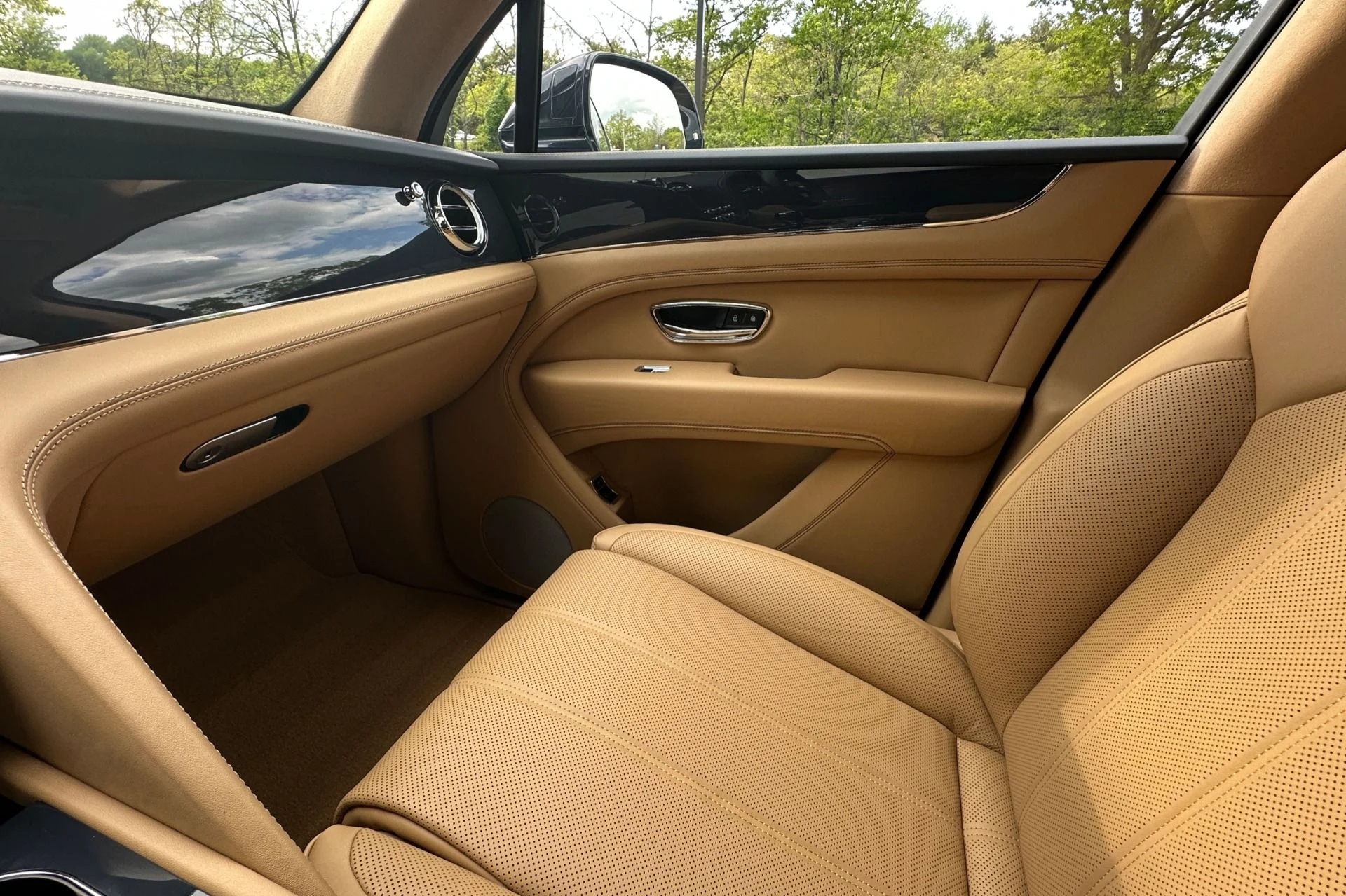 mph011_3182314765_New_2026_Bentley_Bentayga_1779111401_a88ec24fc6