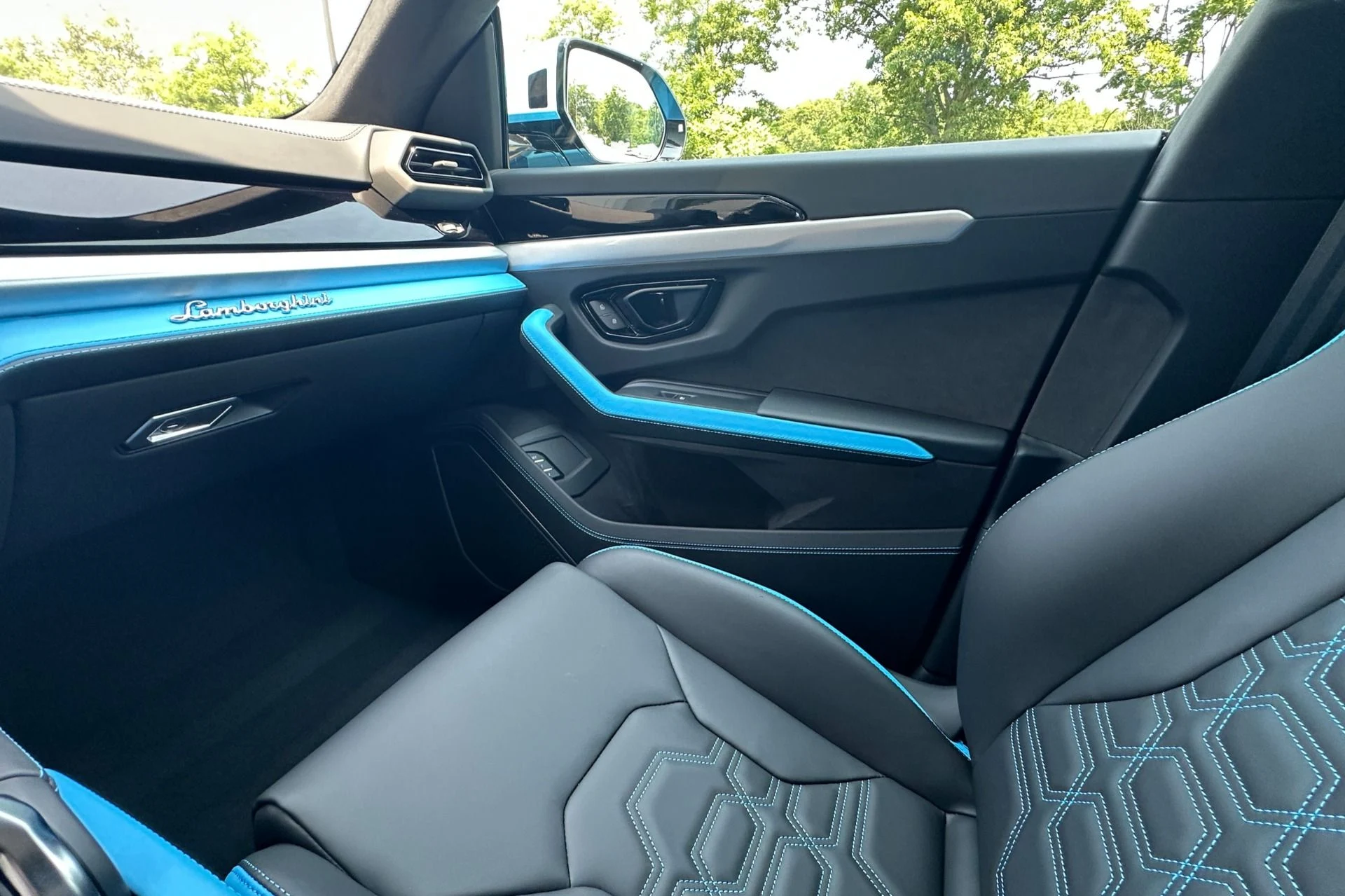mph011_3204999662_New_2026_Lamborghini_Urus_SE_1782998028_2258b18b79