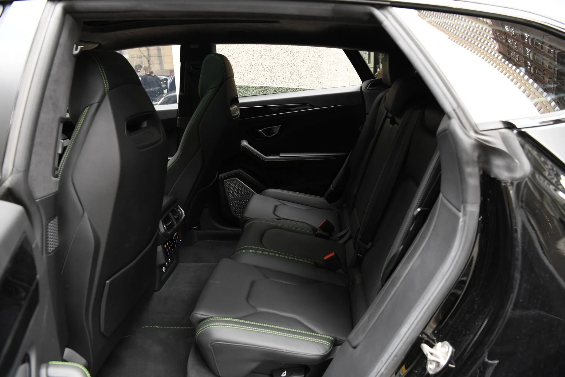 mph011_3216051516_Used_2021_Lamborghini_Urus_1762030160_6ad2ff8922