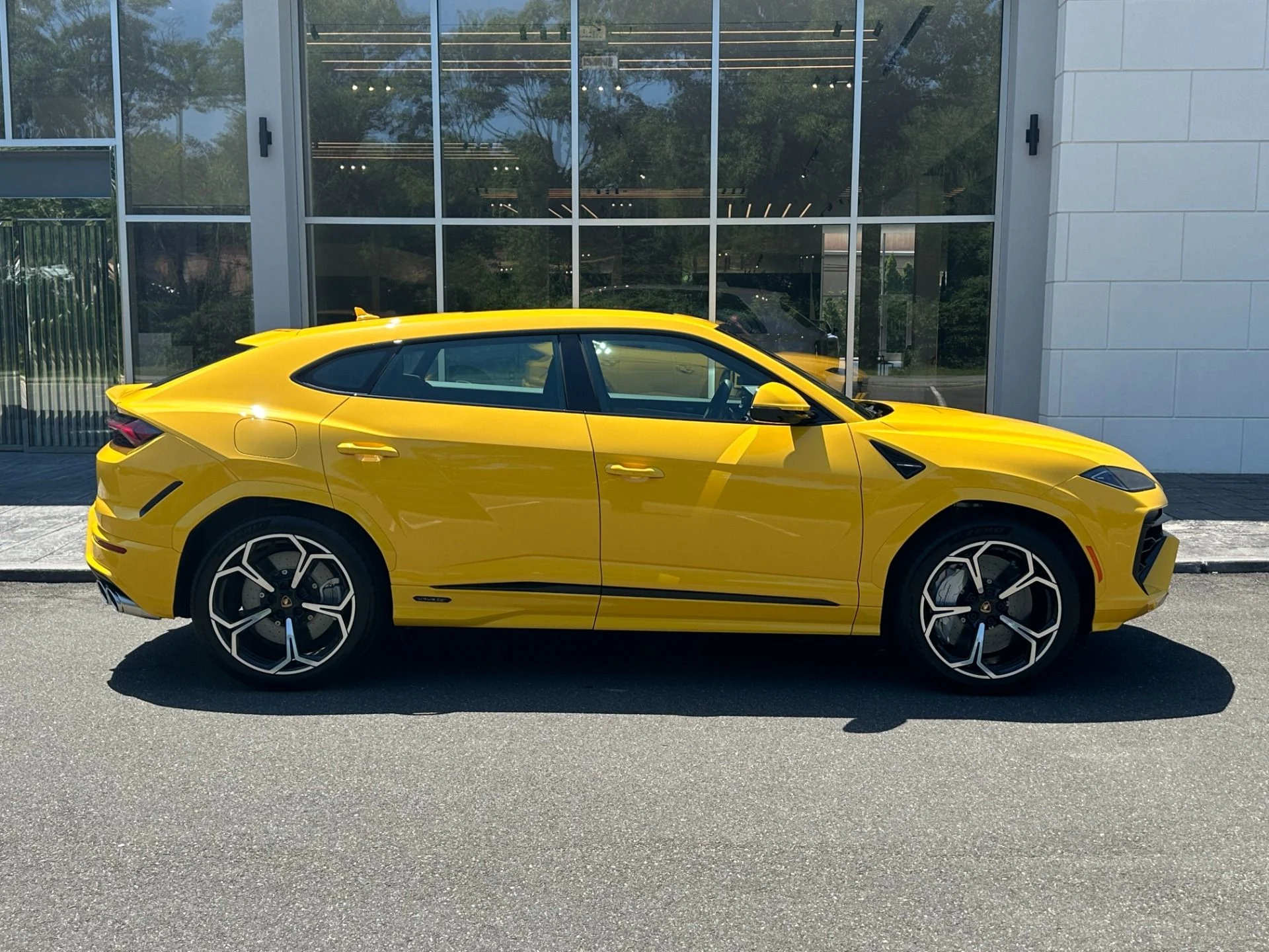 mph011_3217160833_Used_2026_Lamborghini_Urus_SE_1783720156_d9222f4bbd