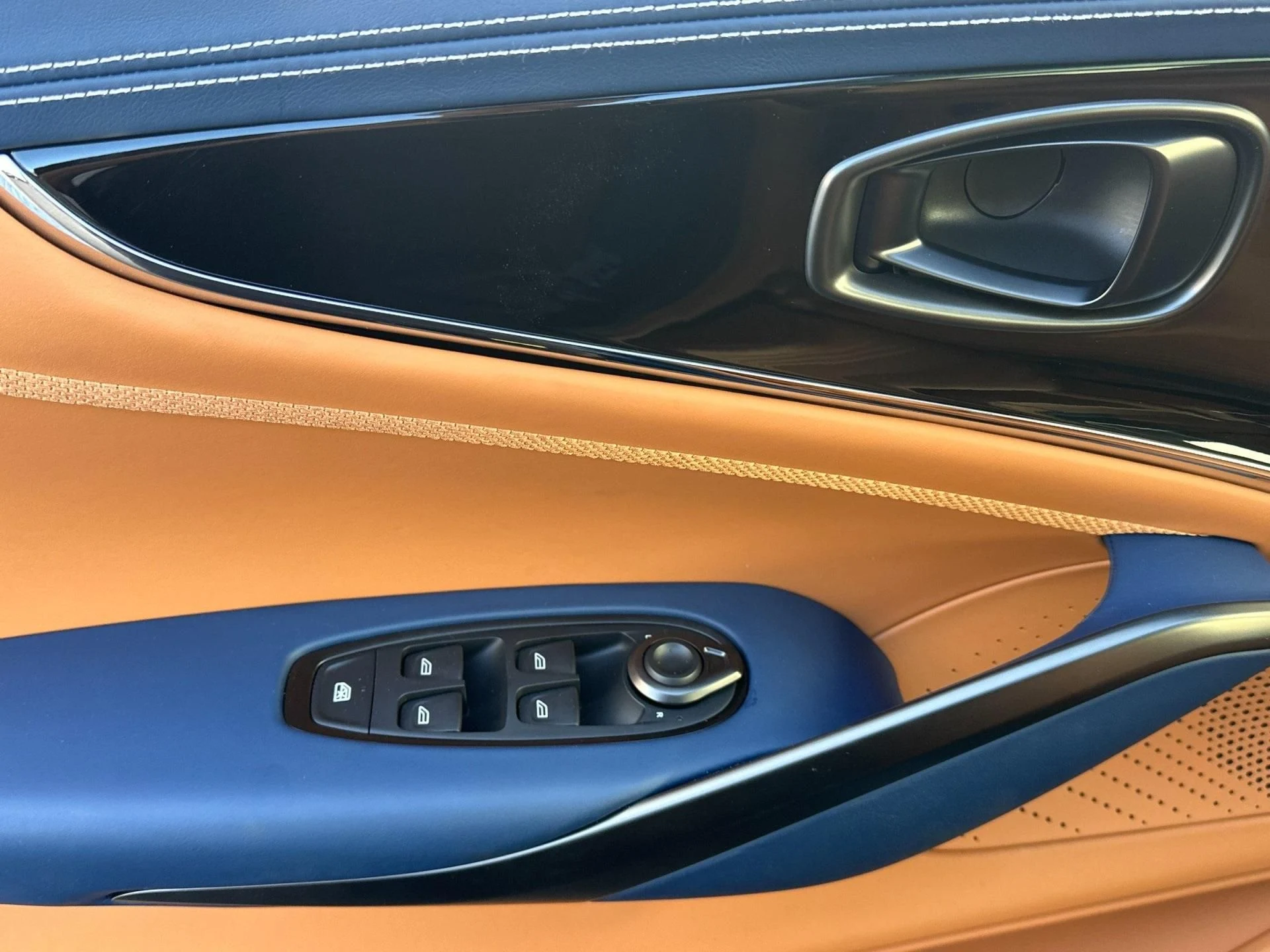 mph011_3247843875_New_2025_Aston_Martin_DBX_707_1761314798_00ba10bcee