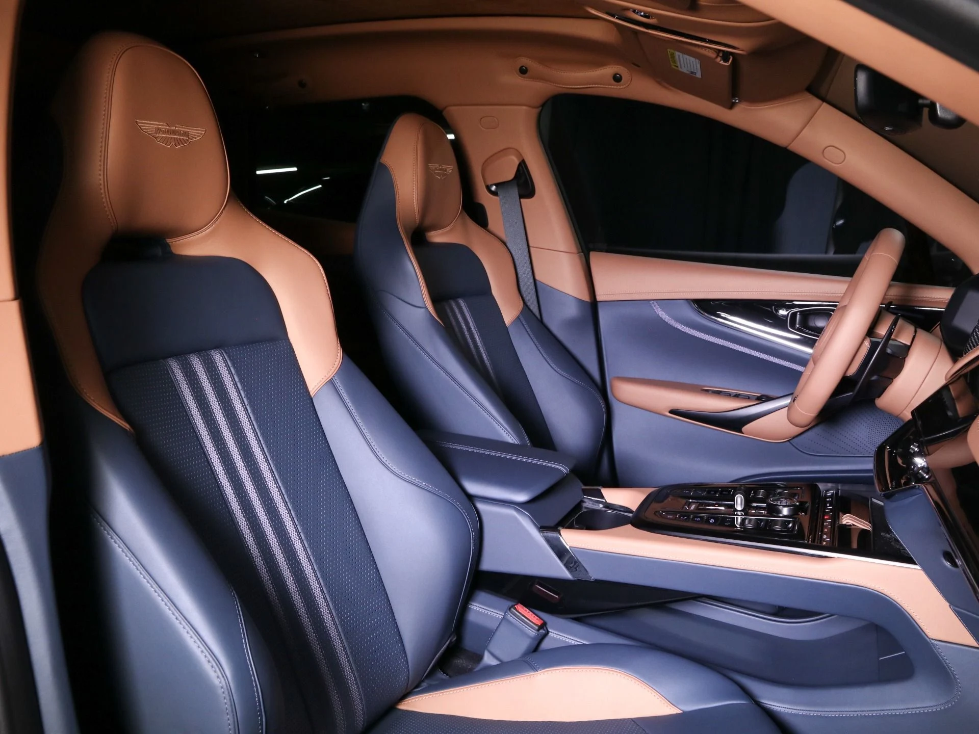 mph011_3268803967_New_2025_Aston_Martin_DBX_707_1758482676_c81ca09b1a