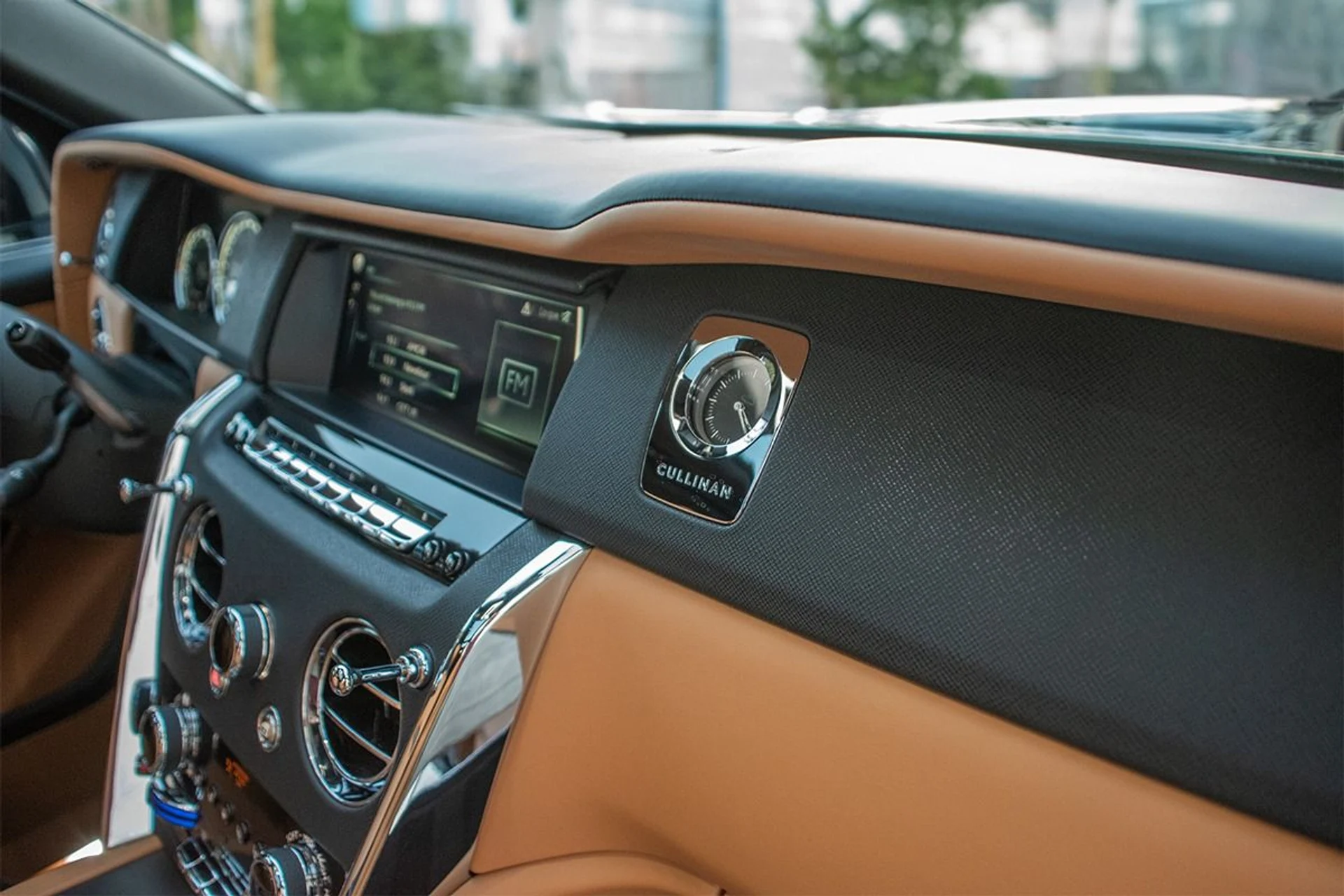 mph011_3285039394_Used_2019_Rolls_Royce_Cullinan_1739029975_2c55cceeb9