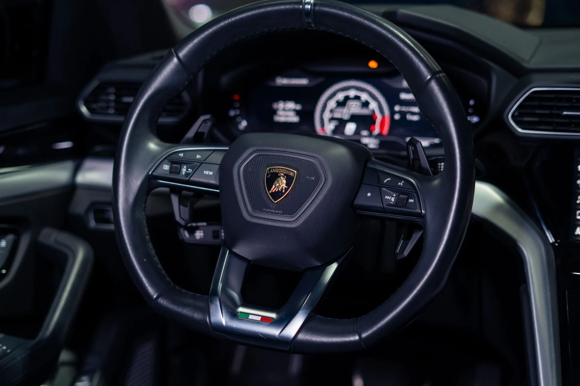 mph011_3296397800_Used_2020_Lamborghini_Urus_1784575479_1adf8a367d