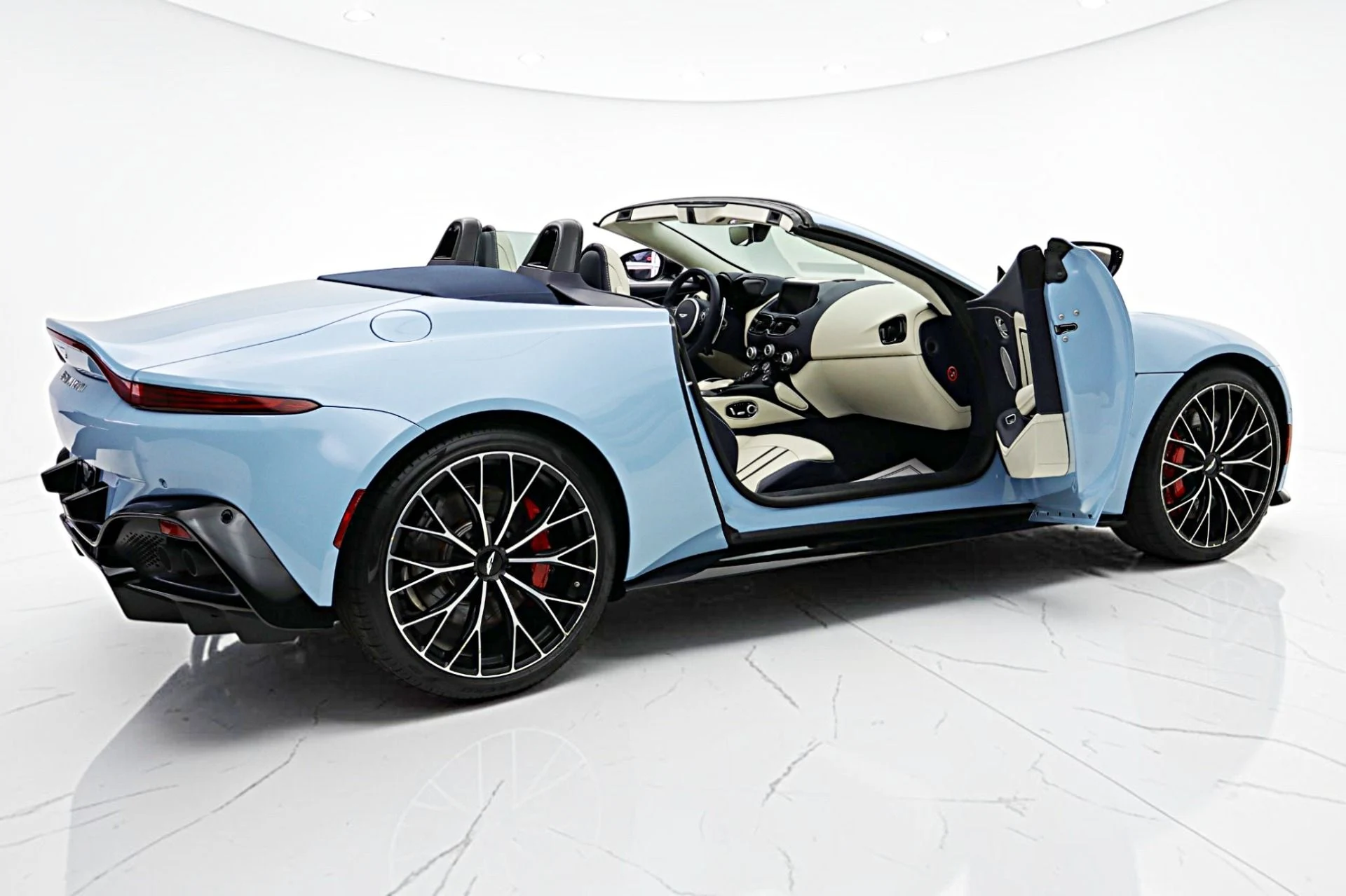 mph011_3304896630_Used_2022_Aston_Martin_Vantage_Roadster_4e2b0a2711