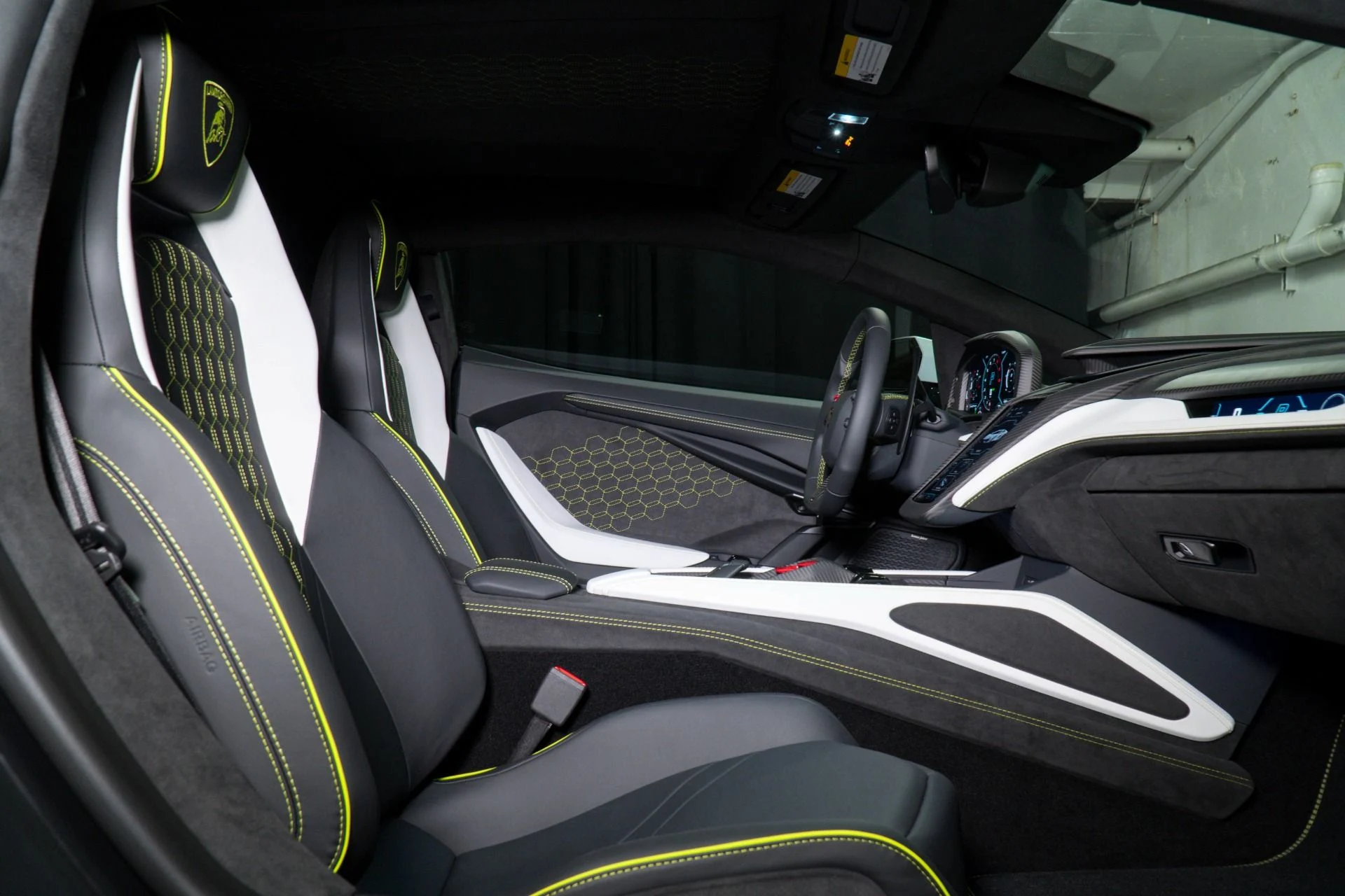 mph011_3305778007_New_2026_Lamborghini_Revuelto_1778722081_2c5200ffc2