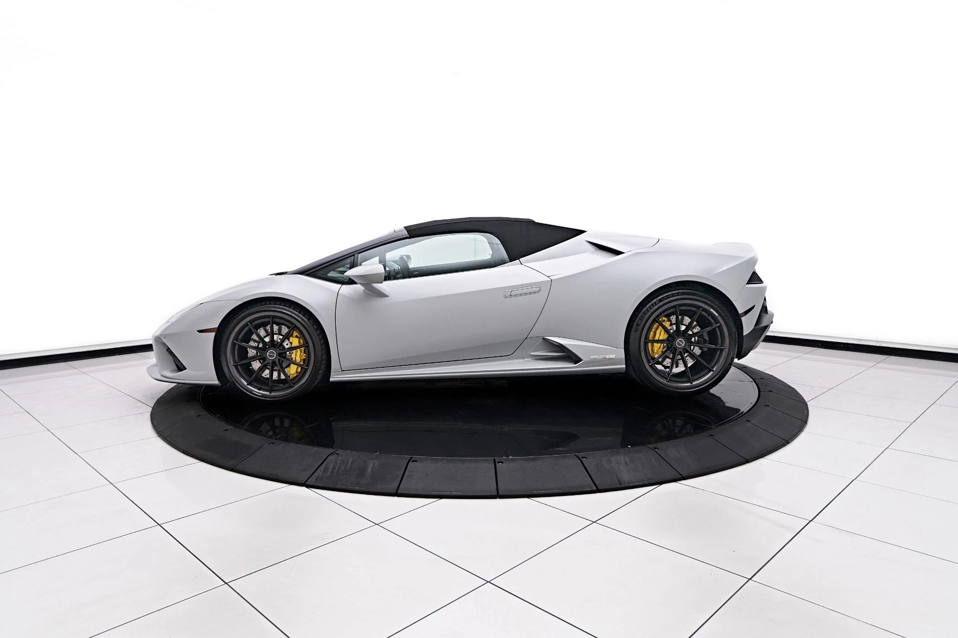 mph011_3324574892_Used_2021_Lamborghini_Huracan_EVO_Base_1754524536_f9ccd672ee