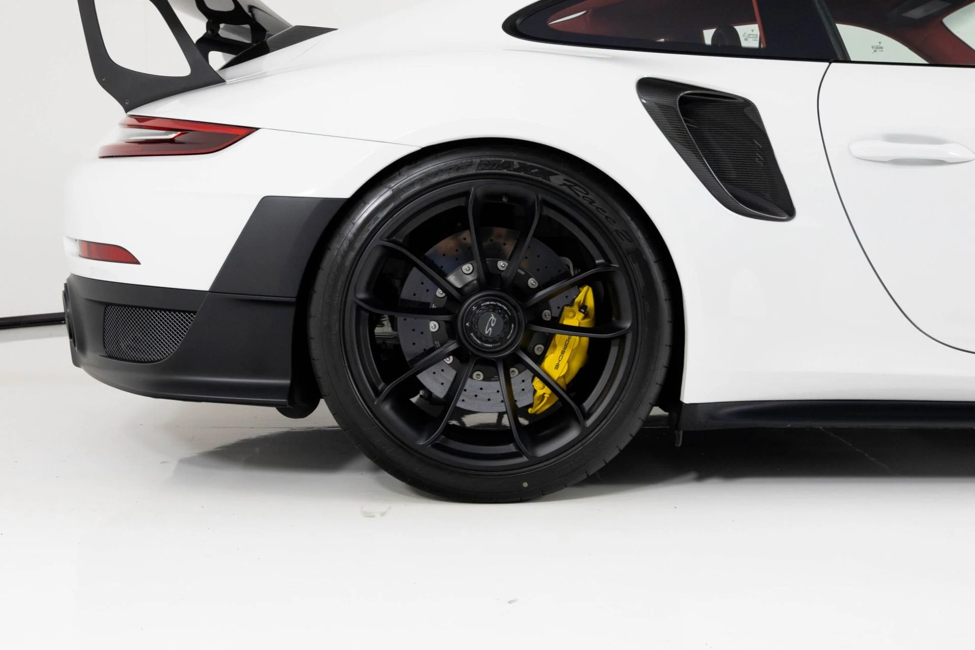 mph011_3348976404_Used_2018_Porsche_911_GT_2_RS_1763501271_c672e1e10d