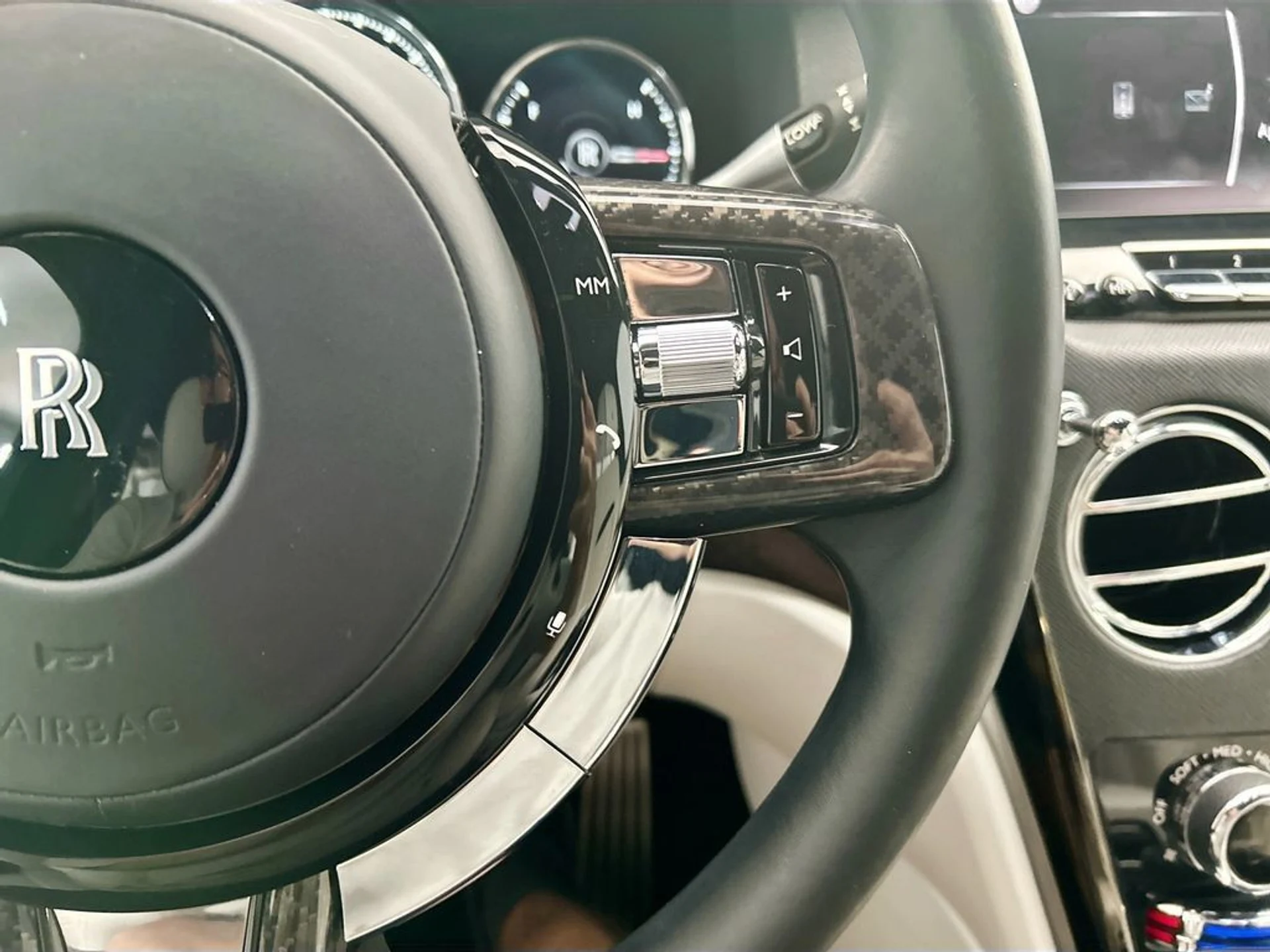 mph011_3405956257_used_2021_rolls_royce_cullinan_sportutility_8119_23020576_12_1024_8a576d5d9b
