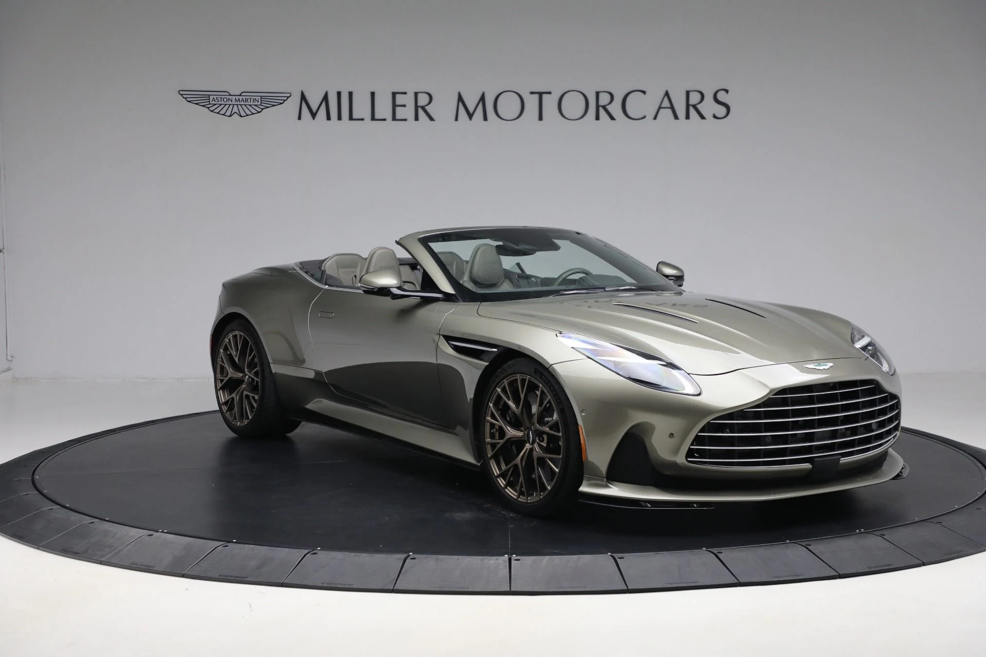 mph011_3414572362_New_2024_Aston_Martin_DB_12_Volante_c2c79bfcda