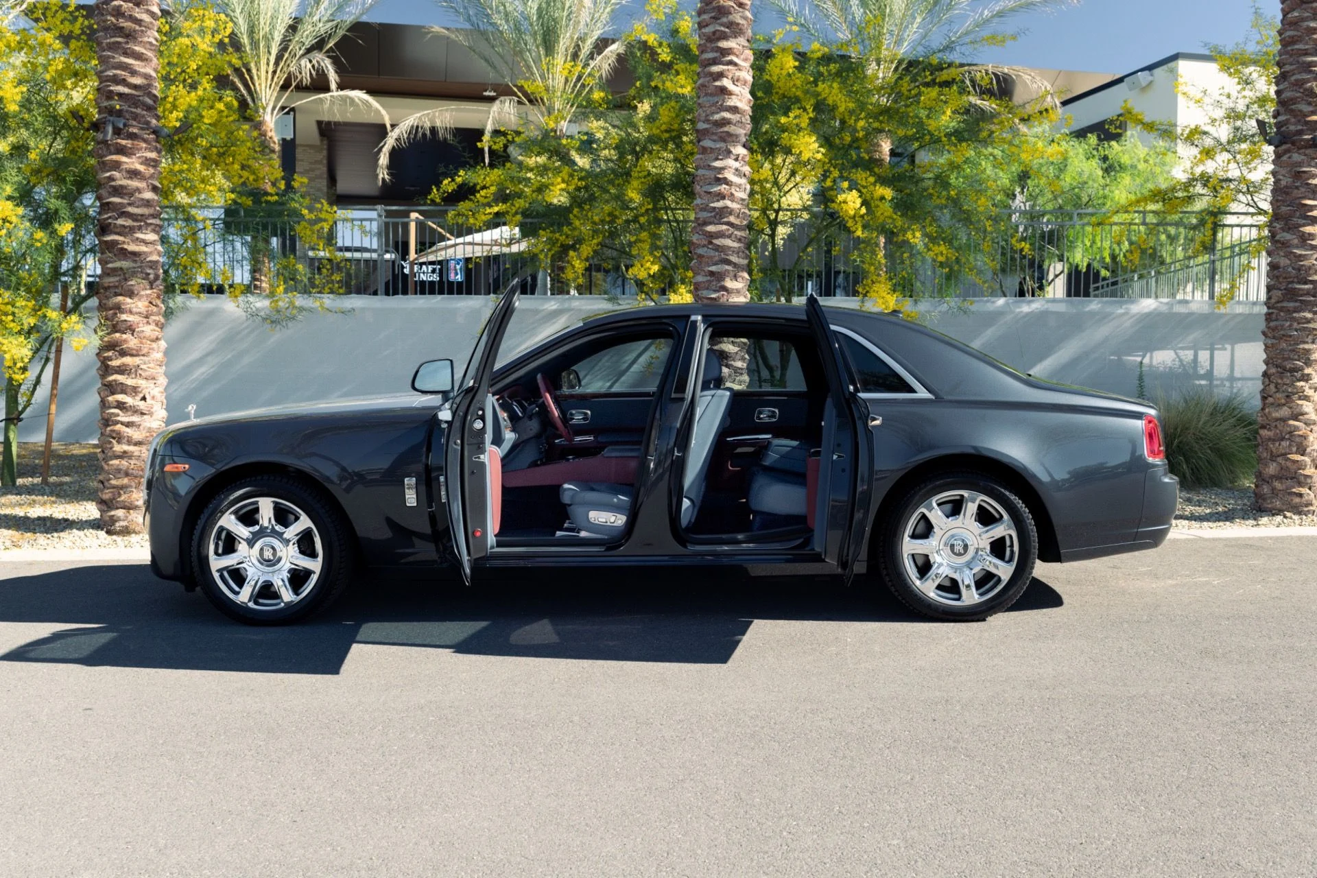 mph011_3422000688_Used_2017_Rolls_Royce_Ghost_1774567828_1d486ac22a