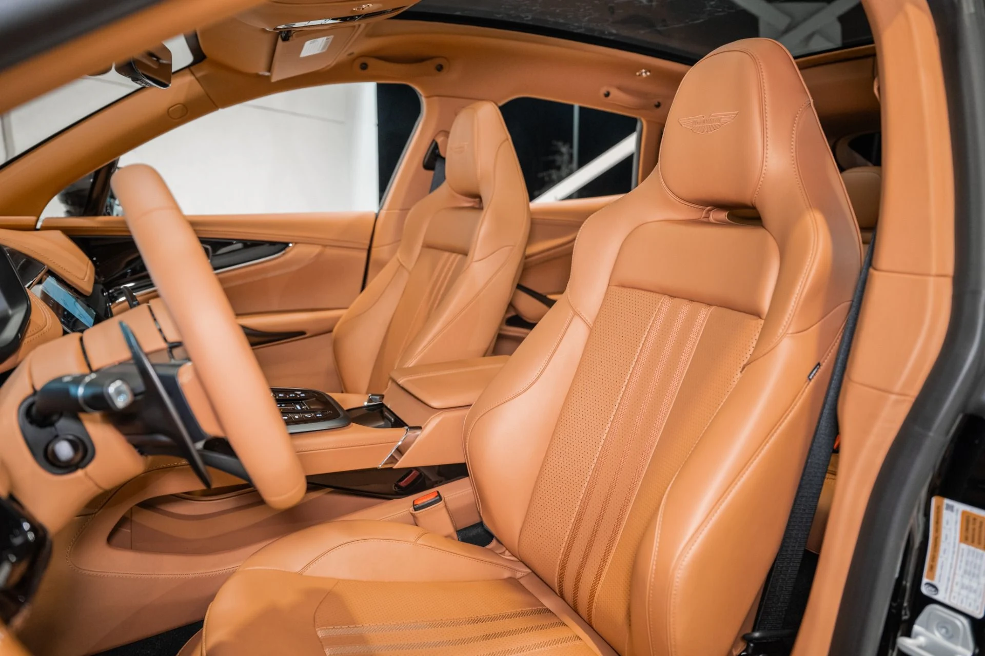 mph011_3435681803_New_2026_Aston_Martin_DBX_707_1765214112_7ec1b83080