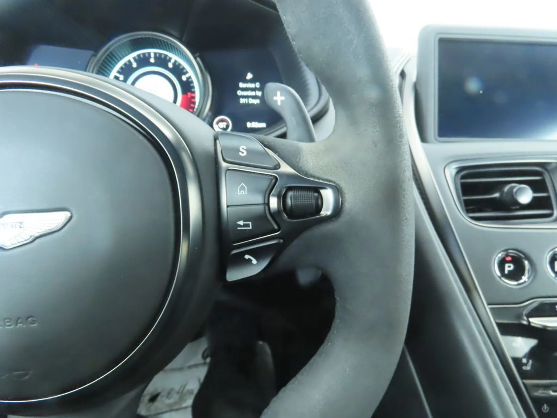 mph011_3459088234_used_2019_aston_martin_db11_amrcoupe_8119_22975631_12_1024_c7672de08e