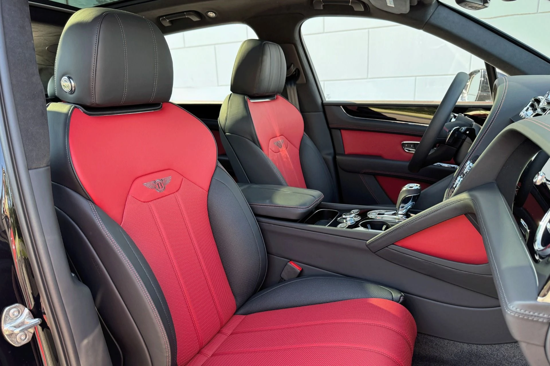 mph011_3460368917_Used_2025_Bentley_Bentayga_V8_1758544256_77345fc9f2