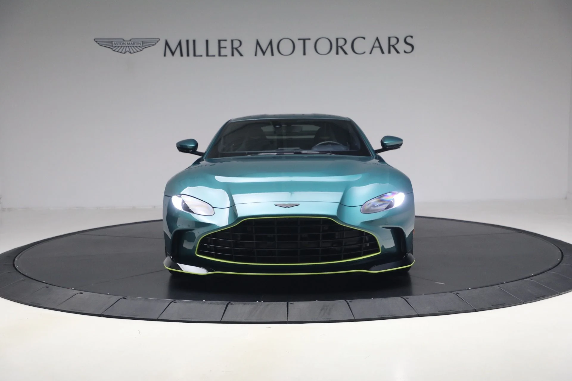 mph011_3470534562_Used_2023_Aston_Martin_Vantage_V12_1777723504_a6d48d0411